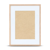 このパスパートアウトは、北欧スタイルのアートフレームにぴったりなシンプルで洗練されたデザインが特徴です。作品とフレームの間に美しい余白を生み出し、アートの存在感を際立たせながら、インテリアに心地よいバランスをもたらします。高品質なマットボードを使用しており、アートや写真をガラス面の接触から保護し、湿気や汚れによるダメージを防ぎます。中抜き部分は正確にカットされており、作品にぴったりとフィットする仕上がりです。北欧インテリアやミニマルな空間に調和するカラーと質感で、額装全体を一層洗練された印象に。大切なアートをより美しく飾りたい方におすすめです。