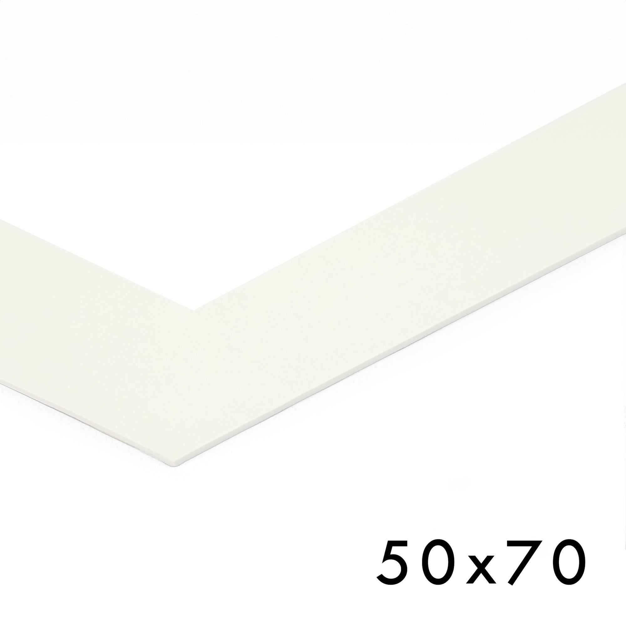 このパスパートアウトは、北欧スタイルのアートフレームにぴったりなシンプルで洗練されたデザインが特徴です。作品とフレームの間に美しい余白を生み出し、アートの存在感を際立たせながら、インテリアに心地よいバランスをもたらします。高品質なマットボードを使用しており、アートや写真をガラス面の接触から保護し、湿気や汚れによるダメージを防ぎます。中抜き部分は正確にカットされており、作品にぴったりとフィットする仕上がりです。北欧インテリアやミニマルな空間に調和するカラーと質感で、額装全体を一層洗練された印象に。大切なアートをより美しく飾りたい方におすすめです。