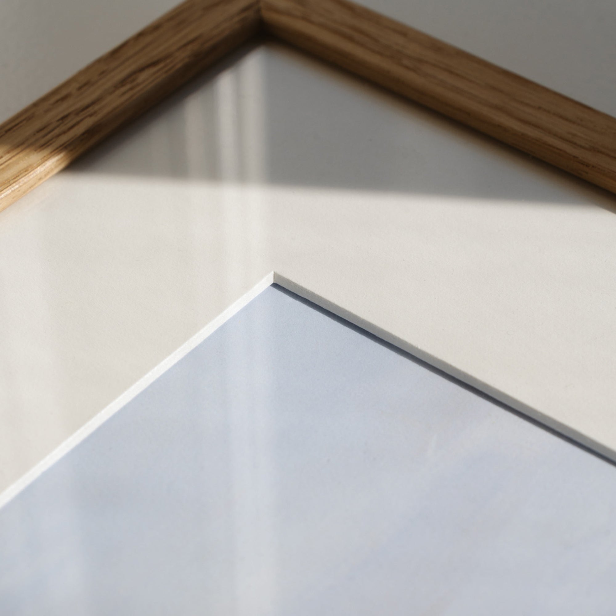 このパスパートアウトは、北欧スタイルのアートフレームにぴったりなシンプルで洗練されたデザインが特徴です。作品とフレームの間に美しい余白を生み出し、アートの存在感を際立たせながら、インテリアに心地よいバランスをもたらします。高品質なマットボードを使用しており、アートや写真をガラス面の接触から保護し、湿気や汚れによるダメージを防ぎます。中抜き部分は正確にカットされており、作品にぴったりとフィットする仕上がりです。北欧インテリアやミニマルな空間に調和するカラーと質感で、額装全体を一層洗練された印象に。大切なアートをより美しく飾りたい方におすすめです。