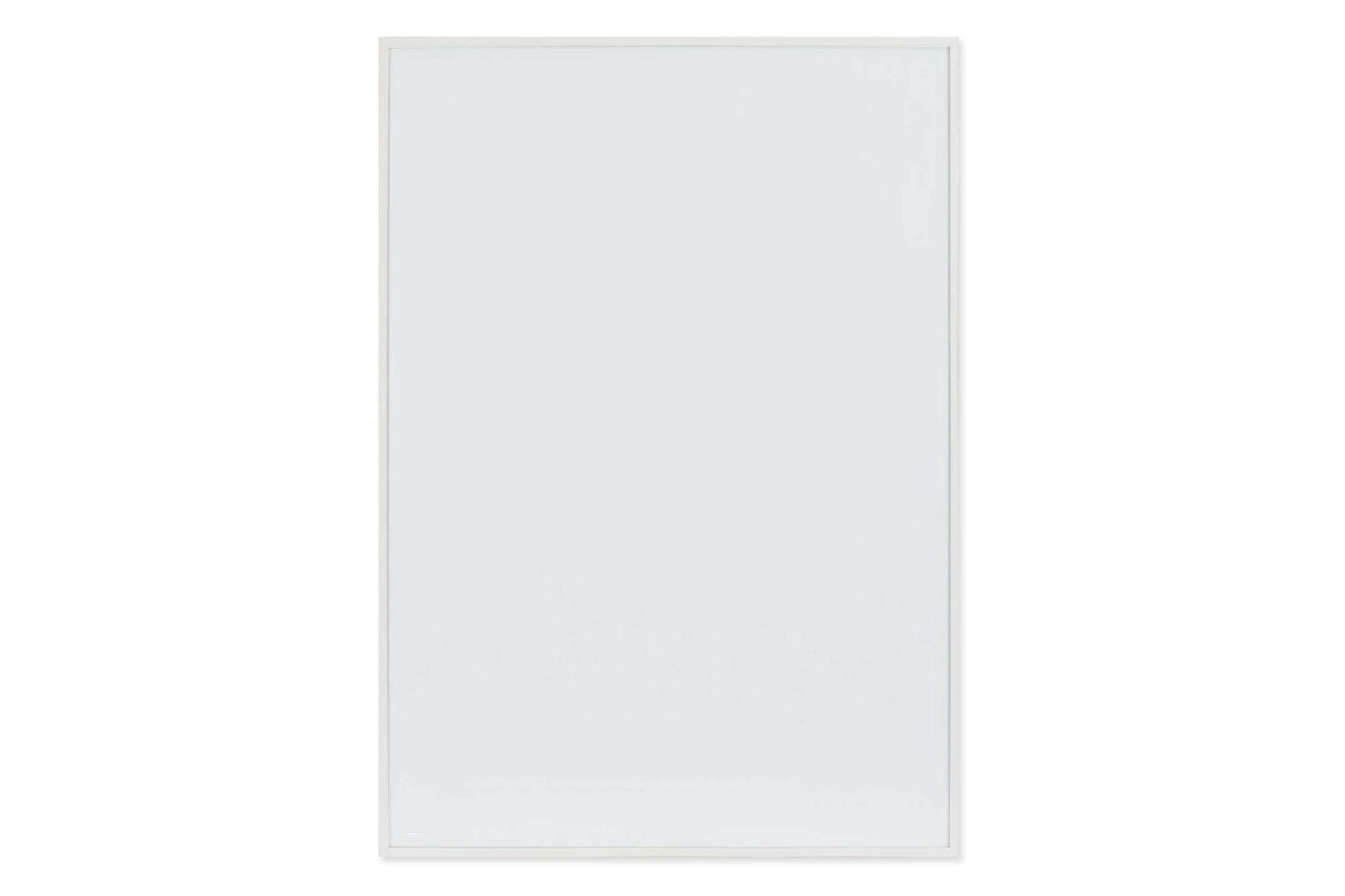 スカンジナビアのクラフトマンシップにインスパイアされた、北欧デザインの美学が息づく天然木製のポスターフレーム。温もりある無垢材と洗練されたスリムなフォルムが融合し、アートポスターや写真をすっきりと引き立てながら、空間全体に落ち着きと上質さをもたらします。上質な天然木を使用したフレームは、不透明ながらも木目の自然な表情をほのかに感じさせ、ナチュラルでありながら現代的な雰囲気も演出します。金属製のハンガーが裏面に取り付けられており、縦横どちらの向きでも壁に掛けてご使用いただけます。アルミフレームにはない自然素材ならではの豊かな質感とぬくもりは、北欧諸国でも高く評価され、定番のインテリアアイテムとして広く親しまれています。シンプルで飽きのこないデザインは、ミニマルインテリアやナチュラルテイストのお部屋にも自然に調和し、日常に木の優しさと北欧らしい上質な空気を添えてくれます。