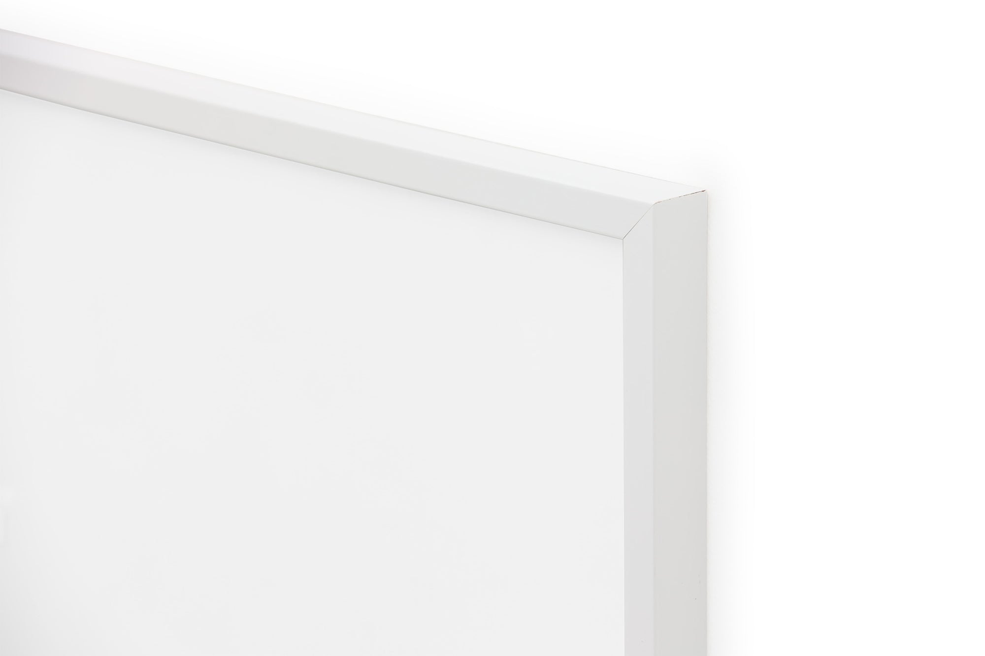 スカンジナビアのクラフトマンシップにインスパイアされた、北欧デザインの美学が息づく天然木製のポスターフレーム。温もりある無垢材と洗練されたスリムなフォルムが融合し、アートポスターや写真をすっきりと引き立てながら、空間全体に落ち着きと上質さをもたらします。上質な天然木を使用したフレームは、不透明ながらも木目の自然な表情をほのかに感じさせ、ナチュラルでありながら現代的な雰囲気も演出します。金属製のハンガーが裏面に取り付けられており、縦横どちらの向きでも壁に掛けてご使用いただけます。アルミフレームにはない自然素材ならではの豊かな質感とぬくもりは、北欧諸国でも高く評価され、定番のインテリアアイテムとして広く親しまれています。シンプルで飽きのこないデザインは、ミニマルインテリアやナチュラルテイストのお部屋にも自然に調和し、日常に木の優しさと北欧らしい上質な空気を添えてくれます。