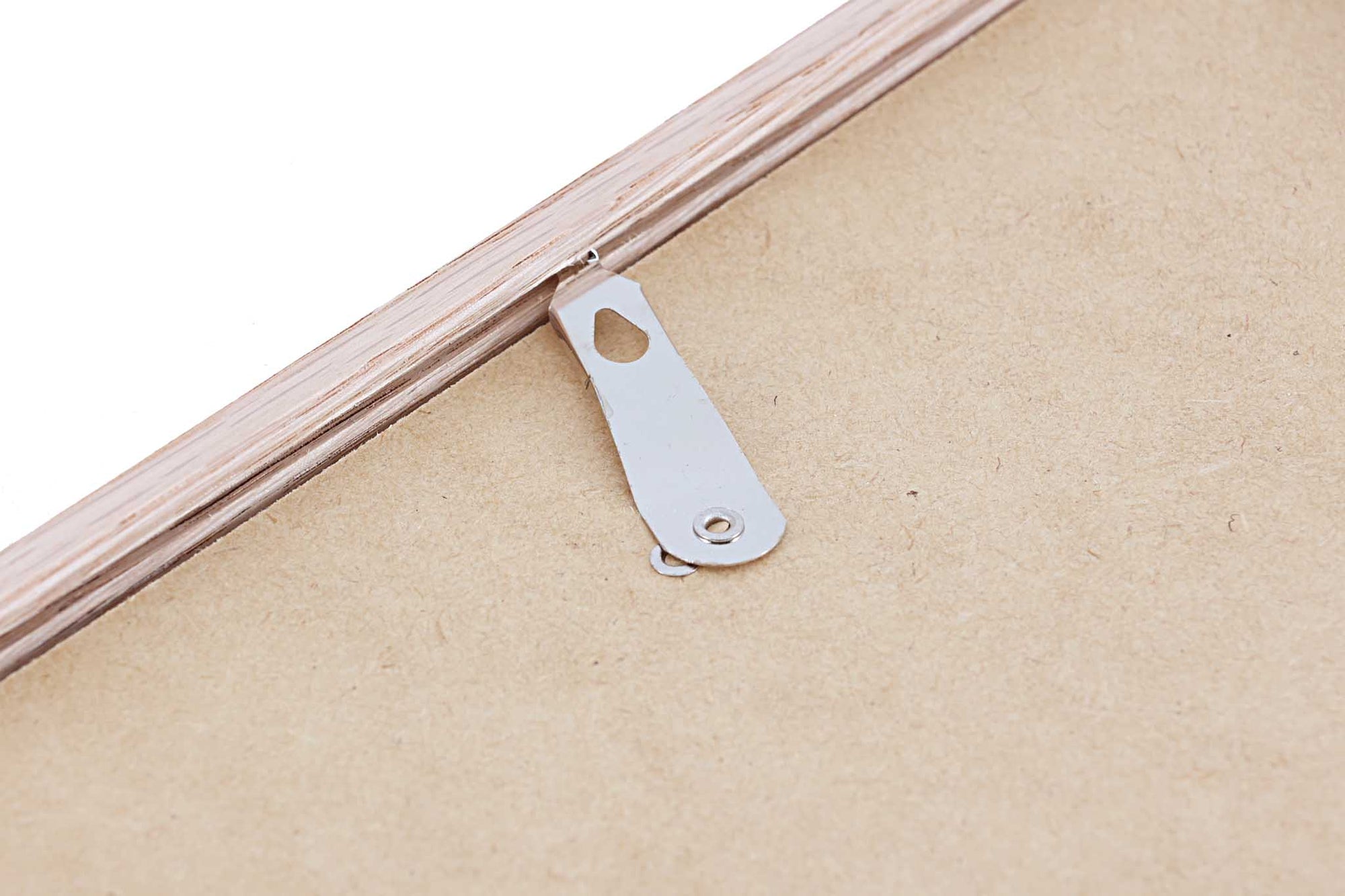 スカンジナビアのクラフトマンシップにインスパイアされた、北欧デザインの美学が息づく天然木製のポスターフレーム。温もりある無垢材と洗練されたスリムなフォルムが融合し、アートポスターや写真をすっきりと引き立てながら、空間全体に落ち着きと上質さをもたらします。上質な天然木を使用したフレームは、不透明ながらも木目の自然な表情をほのかに感じさせ、ナチュラルでありながら現代的な雰囲気も演出します。金属製のハンガーが裏面に取り付けられており、縦横どちらの向きでも壁に掛けてご使用いただけます。アルミフレームにはない自然素材ならではの豊かな質感とぬくもりは、北欧諸国でも高く評価され、定番のインテリアアイテムとして広く親しまれています。シンプルで飽きのこないデザインは、ミニマルインテリアやナチュラルテイストのお部屋にも自然に調和し、日常に木の優しさと北欧らしい上質な空気を添えてくれます。