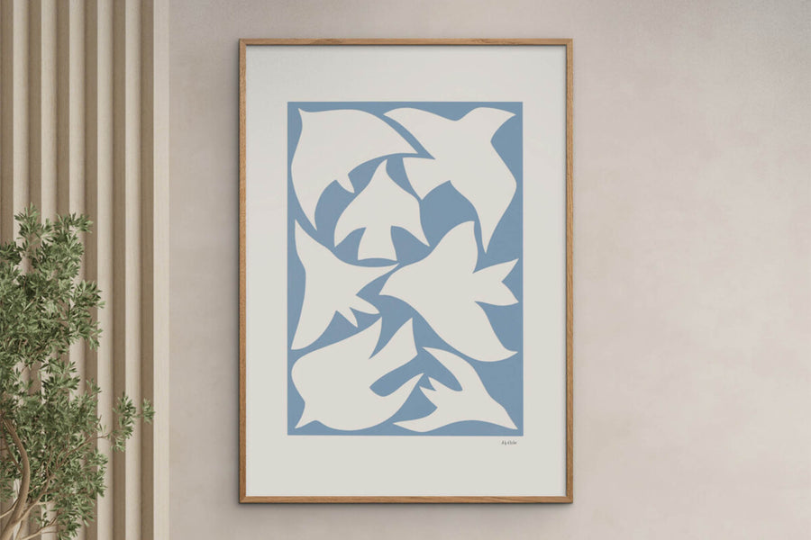 Poster&amp;Frameは、2018年に設立されたスカンジナビアのデザインウェブショップです。新しい会社ですが過去6年間、デンマークのデザイン、広告、およびデザイン業界で懸命に取り組んできた経験豊富なチームメンバーで構成され、500人以上の国内および国際的なアーティストによるオリジナルアート作品を提供しています。