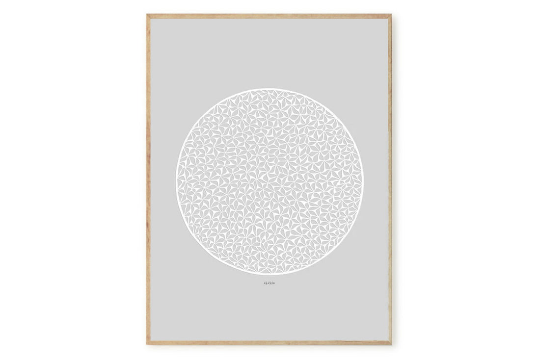 Poster&Frameは、2018年に設立されたスカンジナビアのデザインウェブショップです。新しい会社ですが過去6年間、デンマークのデザイン、広告、およびデザイン業界で懸命に取り組んできた経験豊富なチームメンバーで構成され、500人以上の国内および国際的なアーティストによるオリジナルアート作品を提供しています。