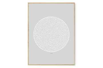 Poster&Frameは、2018年に設立されたスカンジナビアのデザインウェブショップです。新しい会社ですが過去6年間、デンマークのデザイン、広告、およびデザイン業界で懸命に取り組んできた経験豊富なチームメンバーで構成され、500人以上の国内および国際的なアーティストによるオリジナルアート作品を提供しています。