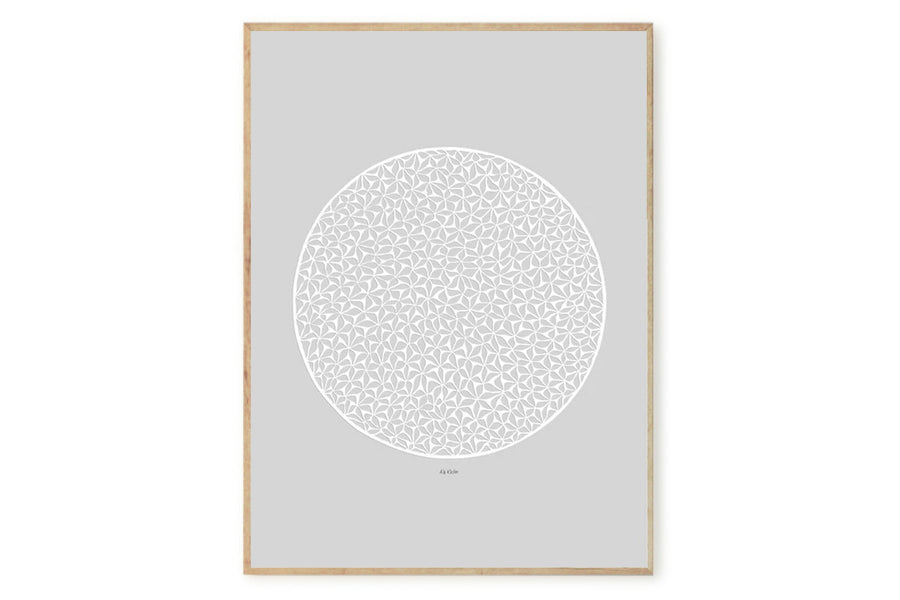 Poster&Frameは、2018年に設立されたスカンジナビアのデザインウェブショップです。新しい会社ですが過去6年間、デンマークのデザイン、広告、およびデザイン業界で懸命に取り組んできた経験豊富なチームメンバーで構成され、500人以上の国内および国際的なアーティストによるオリジナルアート作品を提供しています。