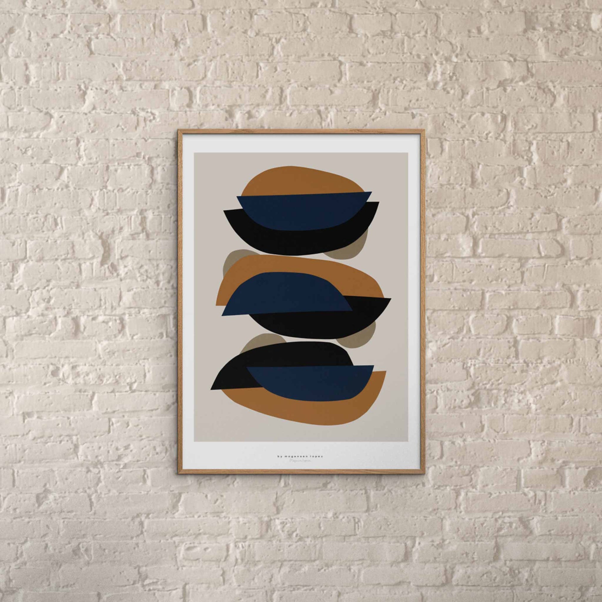 Poster & Frame（ポスター アンド フレーム）は、デンマーク・コペンハーゲン発のポスターブランドで、北欧デザインに特化した高品質なアートポスターを展開しています。抽象アートや幾何学模様、タイポグラフィ、写真アートなど、国内外の優れたアーティストの作品を厳選。洗練されたミニマルデザインで、現代の多様なインテリアスタイルに調和するアイテムを提案しています。使用する用紙とインクは環境に配慮した素材を採用し、サステナブルなものづくりを実現。モダン、北欧ナチュラルなどの空間に自然と馴染み、リビング、寝室、玄関、カフェ、オフィス、書斎など、あらゆる場所で壁掛けアートとして活躍します。北欧ポスター、アートプリント、インテリアアート、デンマークデザイン、ギャラリーウォールなどに関心のある方に最適な、空間に静けさと個性をもたらすプロフェッショナルなポスターコレクションです。