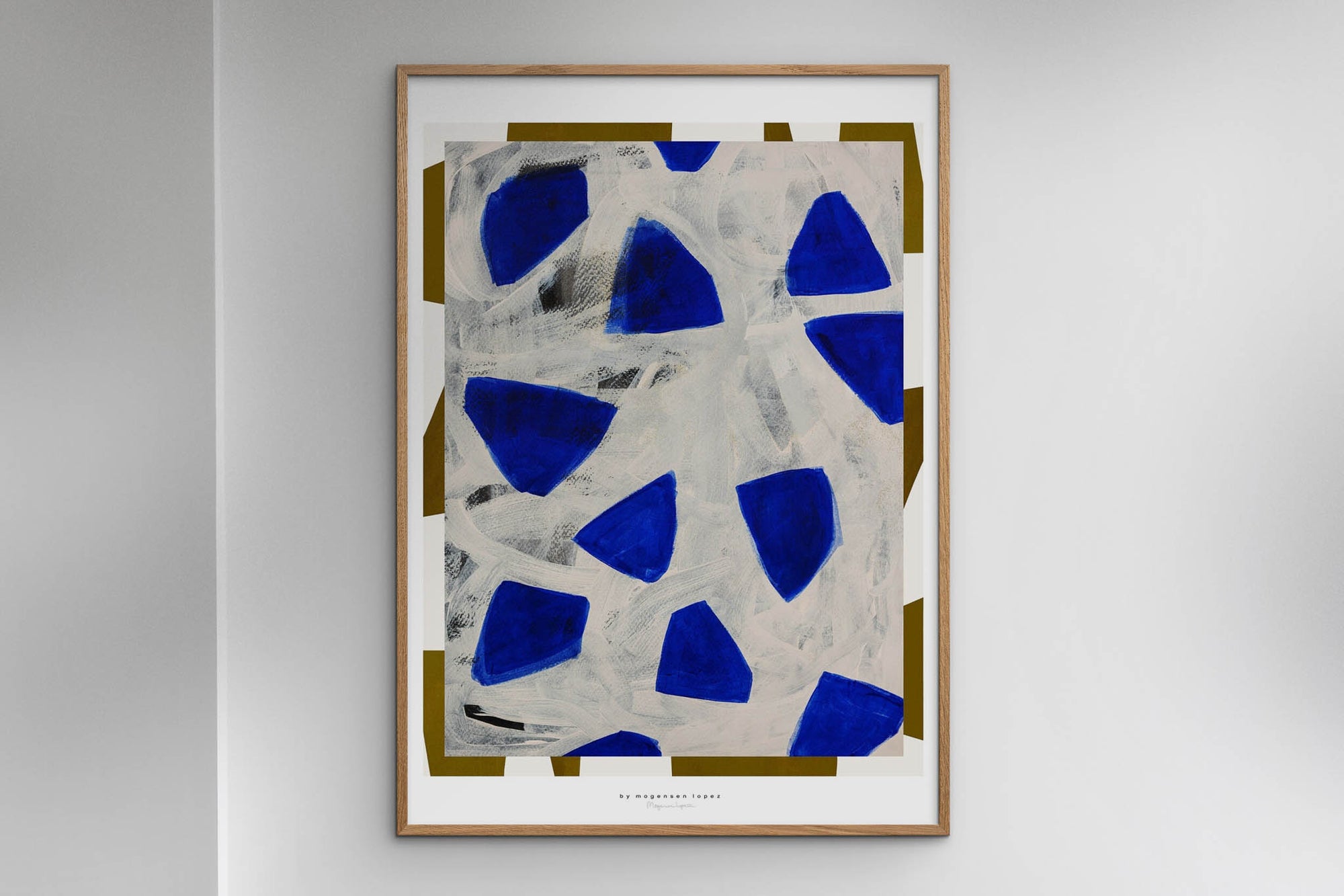 Poster & Frame（ポスター アンド フレーム）は、デンマーク・コペンハーゲン発のポスターブランドで、北欧デザインに特化した高品質なアートポスターを展開しています。抽象アートや幾何学模様、タイポグラフィ、写真アートなど、国内外の優れたアーティストの作品を厳選。洗練されたミニマルデザインで、現代の多様なインテリアスタイルに調和するアイテムを提案しています。使用する用紙とインクは環境に配慮した素材を採用し、サステナブルなものづくりを実現。モダン、北欧ナチュラルなどの空間に自然と馴染み、リビング、寝室、玄関、カフェ、オフィス、書斎など、あらゆる場所で壁掛けアートとして活躍します。北欧ポスター、アートプリント、インテリアアート、デンマークデザイン、ギャラリーウォールなどに関心のある方に最適な、空間に静けさと個性をもたらすプロフェッショナルなポスターコレクションです。