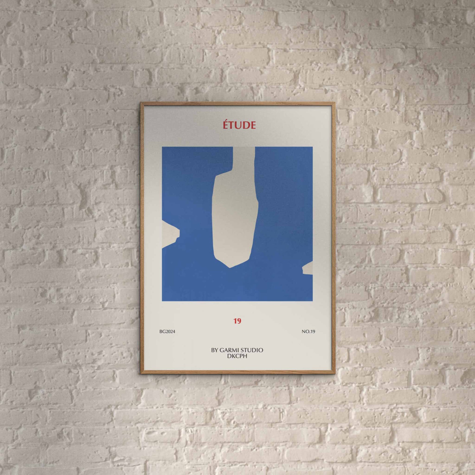 Poster & Frame（ポスター アンド フレーム）は、デンマーク・コペンハーゲン発のポスターブランドで、北欧デザインに特化した高品質なアートポスターを展開しています。抽象アートや幾何学模様、タイポグラフィ、写真アートなど、国内外の優れたアーティストの作品を厳選。洗練されたミニマルデザインで、現代の多様なインテリアスタイルに調和するアイテムを提案しています。使用する用紙とインクは環境に配慮した素材を採用し、サステナブルなものづくりを実現。モダン、北欧ナチュラルなどの空間に自然と馴染み、リビング、寝室、玄関、カフェ、オフィス、書斎など、あらゆる場所で壁掛けアートとして活躍します。北欧ポスター、アートプリント、インテリアアート、デンマークデザイン、ギャラリーウォールなどに関心のある方に最適な、空間に静けさと個性をもたらすプロフェッショナルなポスターコレクションです。