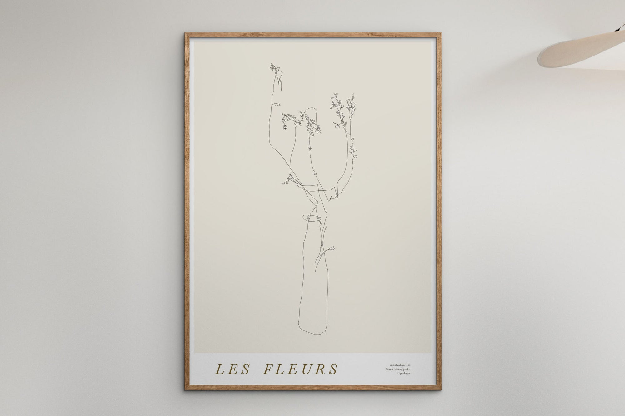 Poster & Frame（ポスター アンド フレーム）は、デンマーク・コペンハーゲン発のポスターブランドで、北欧デザインに特化した高品質なアートポスターを展開しています。抽象アートや幾何学模様、タイポグラフィ、写真アートなど、国内外の優れたアーティストの作品を厳選。洗練されたミニマルデザインで、現代の多様なインテリアスタイルに調和するアイテムを提案しています。使用する用紙とインクは環境に配慮した素材を採用し、サステナブルなものづくりを実現。モダン、北欧ナチュラルなどの空間に自然と馴染み、リビング、寝室、玄関、カフェ、オフィス、書斎など、あらゆる場所で壁掛けアートとして活躍します。北欧ポスター、アートプリント、インテリアアート、デンマークデザイン、ギャラリーウォールなどに関心のある方に最適な、空間に静けさと個性をもたらすプロフェッショナルなポスターコレクションです。