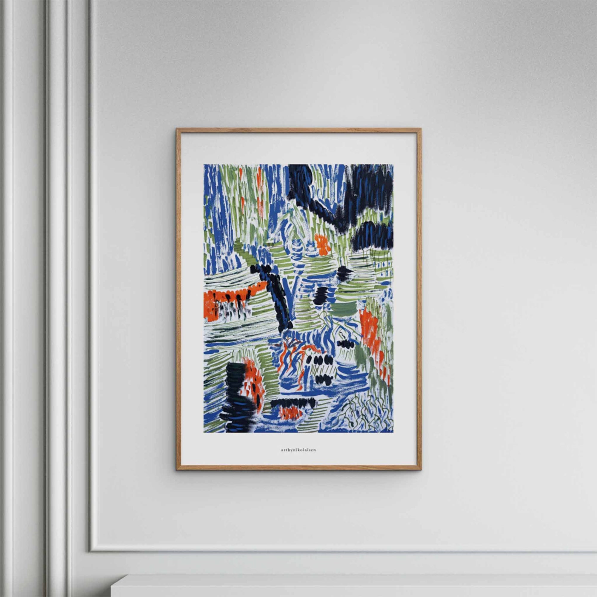 Poster &amp; Frame（ポスター アンド フレーム）は、デンマーク・コペンハーゲン発のポスターブランドで、北欧デザインに特化した高品質なアートポスターを展開しています。抽象アートや幾何学模様、タイポグラフィ、写真アートなど、国内外の優れたアーティストの作品を厳選。洗練されたミニマルデザインで、現代の多様なインテリアスタイルに調和するアイテムを提案しています。使用する用紙とインクは環境に配慮した素材を採用し、サステナブルなものづくりを実現。モダン、北欧ナチュラルなどの空間に自然と馴染み、リビング、寝室、玄関、カフェ、オフィス、書斎など、あらゆる場所で壁掛けアートとして活躍します。北欧ポスター、アートプリント、インテリアアート、デンマークデザイン、ギャラリーウォールなどに関心のある方に最適な、空間に静けさと個性をもたらすプロフェッショナルなポスターコレクションです。