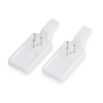 北欧スウェーデンのブランド「BOLD」が開発した、革新的なピクチャーフックです。従来の金属製フックとは異なり、軽量で耐久性の高いプラスチック製を採用。壁へのダメージを最小限に抑えながら、アートや額縁を美しく、確実に掛けることができます。取り付けは驚くほど簡単で、ドリルやアンカーを使わず、付属の細いスチールピンをハンマーで打ち込むだけ。数秒で設置でき、外した跡もほとんど目立ちません。一般的な石こうボードや木壁はもちろん、コンクリート壁にも対応します。素材には柔軟性と高い衝撃吸収性を兼ね備えた熱可塑性プラスチックを採用。フレームをしっかり支えながらも、壁面や釘への負担を軽減します。北欧らしい機能美と合理性を追求したBOLDのピクチャーフックは、壁にアートを飾るという日常の動作を、より簡単でスマートな体験へと変えてくれます。