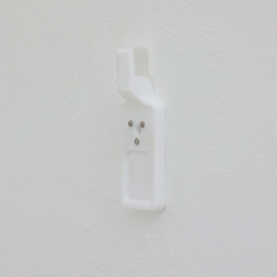 北欧スウェーデンのブランド「BOLD」が開発した、革新的なピクチャーフックです。従来の金属製フックとは異なり、軽量で耐久性の高いプラスチック製を採用。壁へのダメージを最小限に抑えながら、アートや額縁を美しく、確実に掛けることができます。取り付けは驚くほど簡単で、ドリルやアンカーを使わず、付属の細いスチールピンをハンマーで打ち込むだけ。数秒で設置でき、外した跡もほとんど目立ちません。一般的な石こうボードや木壁はもちろん、コンクリート壁にも対応します。素材には柔軟性と高い衝撃吸収性を兼ね備えた熱可塑性プラスチックを採用。フレームをしっかり支えながらも、壁面や釘への負担を軽減します。北欧らしい機能美と合理性を追求したBOLDのピクチャーフックは、壁にアートを飾るという日常の動作を、より簡単でスマートな体験へと変えてくれます。