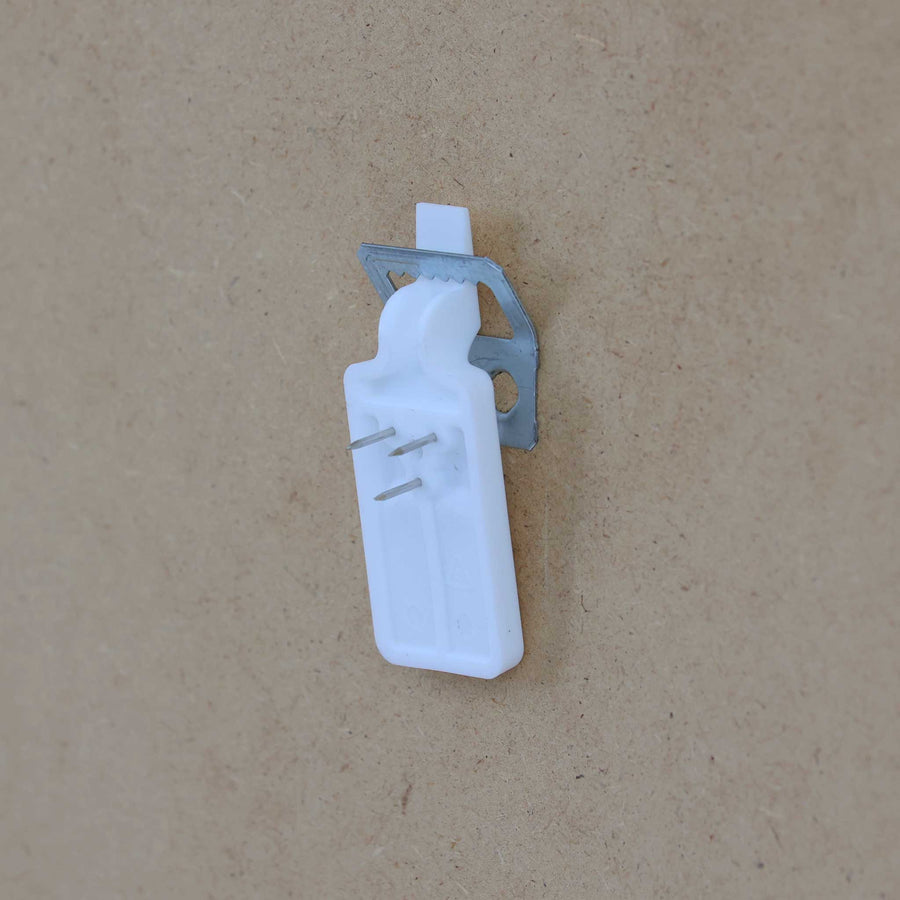 北欧スウェーデンのブランド「BOLD」が開発した、革新的なピクチャーフックです。従来の金属製フックとは異なり、軽量で耐久性の高いプラスチック製を採用。壁へのダメージを最小限に抑えながら、アートや額縁を美しく、確実に掛けることができます。取り付けは驚くほど簡単で、ドリルやアンカーを使わず、付属の細いスチールピンをハンマーで打ち込むだけ。数秒で設置でき、外した跡もほとんど目立ちません。一般的な石こうボードや木壁はもちろん、コンクリート壁にも対応します。素材には柔軟性と高い衝撃吸収性を兼ね備えた熱可塑性プラスチックを採用。フレームをしっかり支えながらも、壁面や釘への負担を軽減します。北欧らしい機能美と合理性を追求したBOLDのピクチャーフックは、壁にアートを飾るという日常の動作を、より簡単でスマートな体験へと変えてくれます。