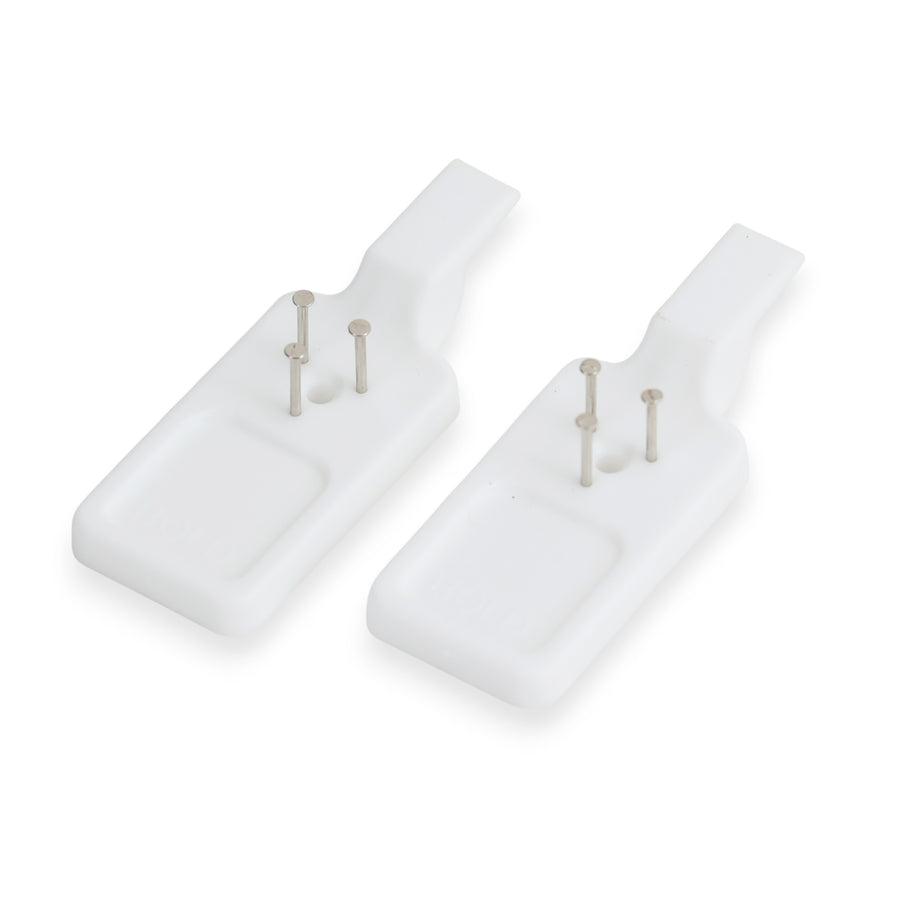 北欧スウェーデンのブランド「BOLD」が開発した、革新的なピクチャーフックです。従来の金属製フックとは異なり、軽量で耐久性の高いプラスチック製を採用。壁へのダメージを最小限に抑えながら、アートや額縁を美しく、確実に掛けることができます。取り付けは驚くほど簡単で、ドリルやアンカーを使わず、付属の細いスチールピンをハンマーで打ち込むだけ。数秒で設置でき、外した跡もほとんど目立ちません。一般的な石こうボードや木壁はもちろん、コンクリート壁にも対応します。素材には柔軟性と高い衝撃吸収性を兼ね備えた熱可塑性プラスチックを採用。フレームをしっかり支えながらも、壁面や釘への負担を軽減します。北欧らしい機能美と合理性を追求したBOLDのピクチャーフックは、壁にアートを飾るという日常の動作を、より簡単でスマートな体験へと変えてくれます。