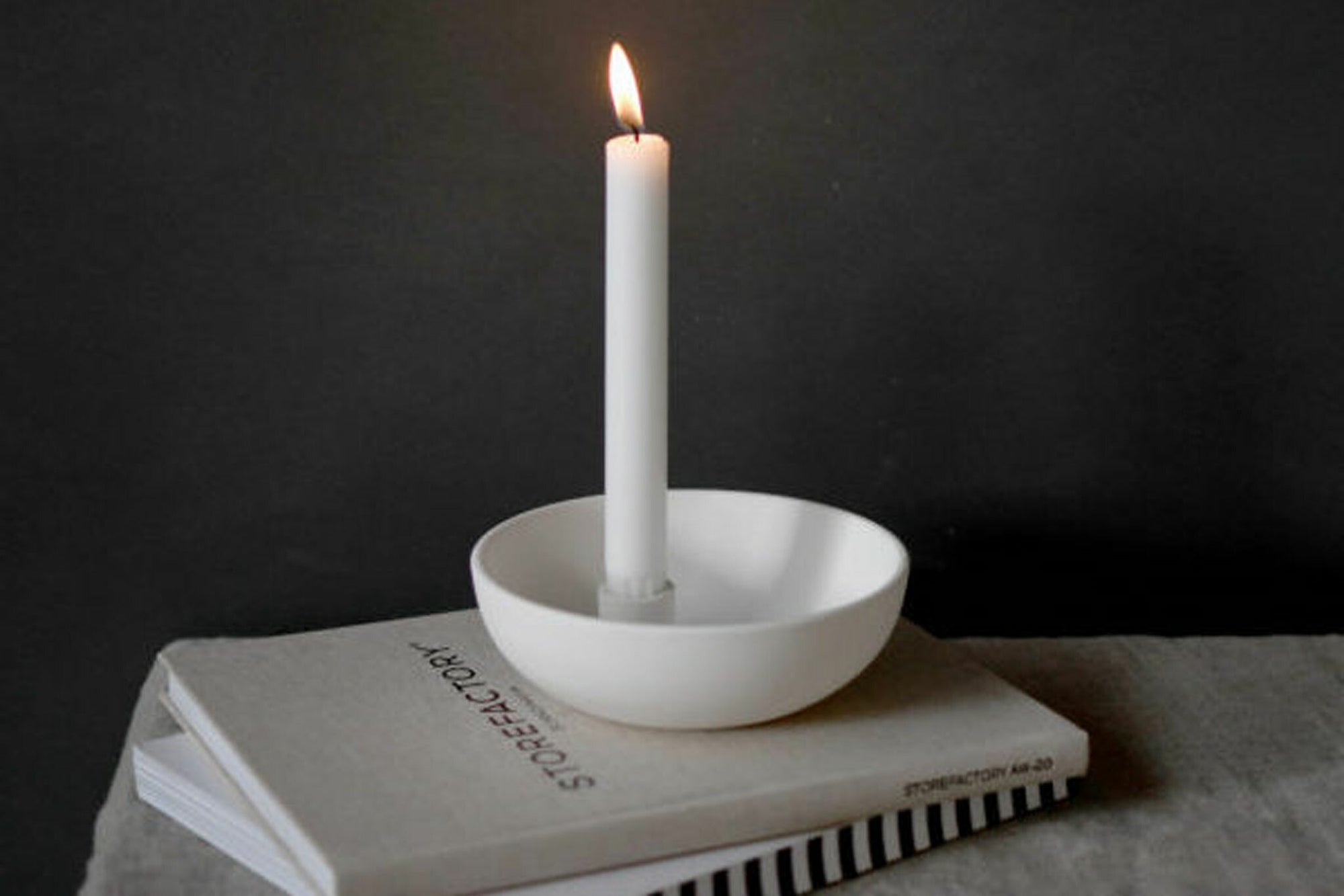 Storefactoryはスウェーデンのインテリアブランドです。彼らのデザインは商品ラインナップをみても分かるようにクリーンでミニマルな代表的なスカンジナビアンデザインであるのが特長です。