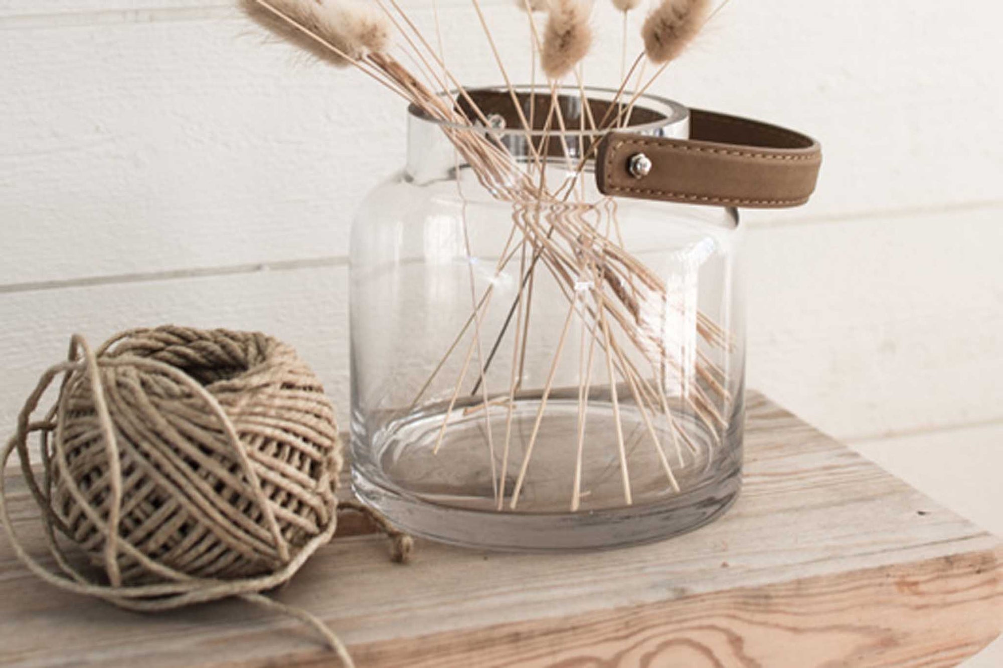 Storefactoryはスウェーデンのインテリアブランドです。彼らのデザインは商品ラインナップをみても分かるようにクリーンでミニマルな代表的なスカンジナビアンデザインであるのが特長です。