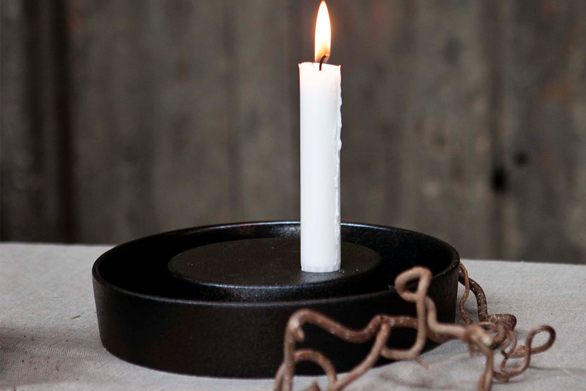 Storefactoryはスウェーデンのインテリアブランドです。彼らのデザインは商品ラインナップをみても分かるようにクリーンでミニマルな代表的なスカンジナビアンデザインであるのが特長です。