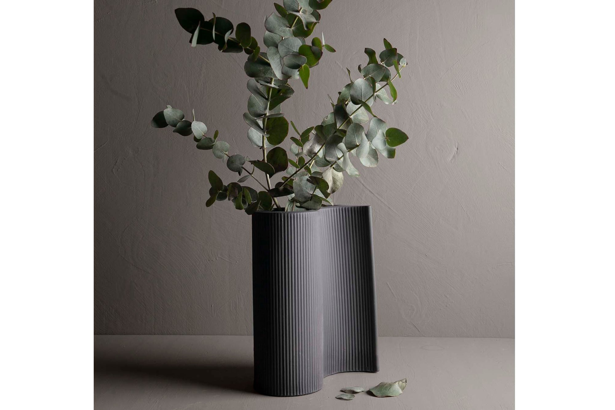 Storefactoryはスウェーデンのインテリアブランドです。彼らのデザインは商品ラインナップをみても分かるようにクリーンでミニマルな代表的なスカンジナビアンデザインであるのが特長です。