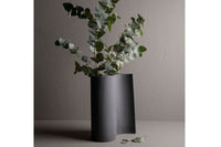 Storefactoryはスウェーデンのインテリアブランドです。彼らのデザインは商品ラインナップをみても分かるようにクリーンでミニマルな代表的なスカンジナビアンデザインであるのが特長です。