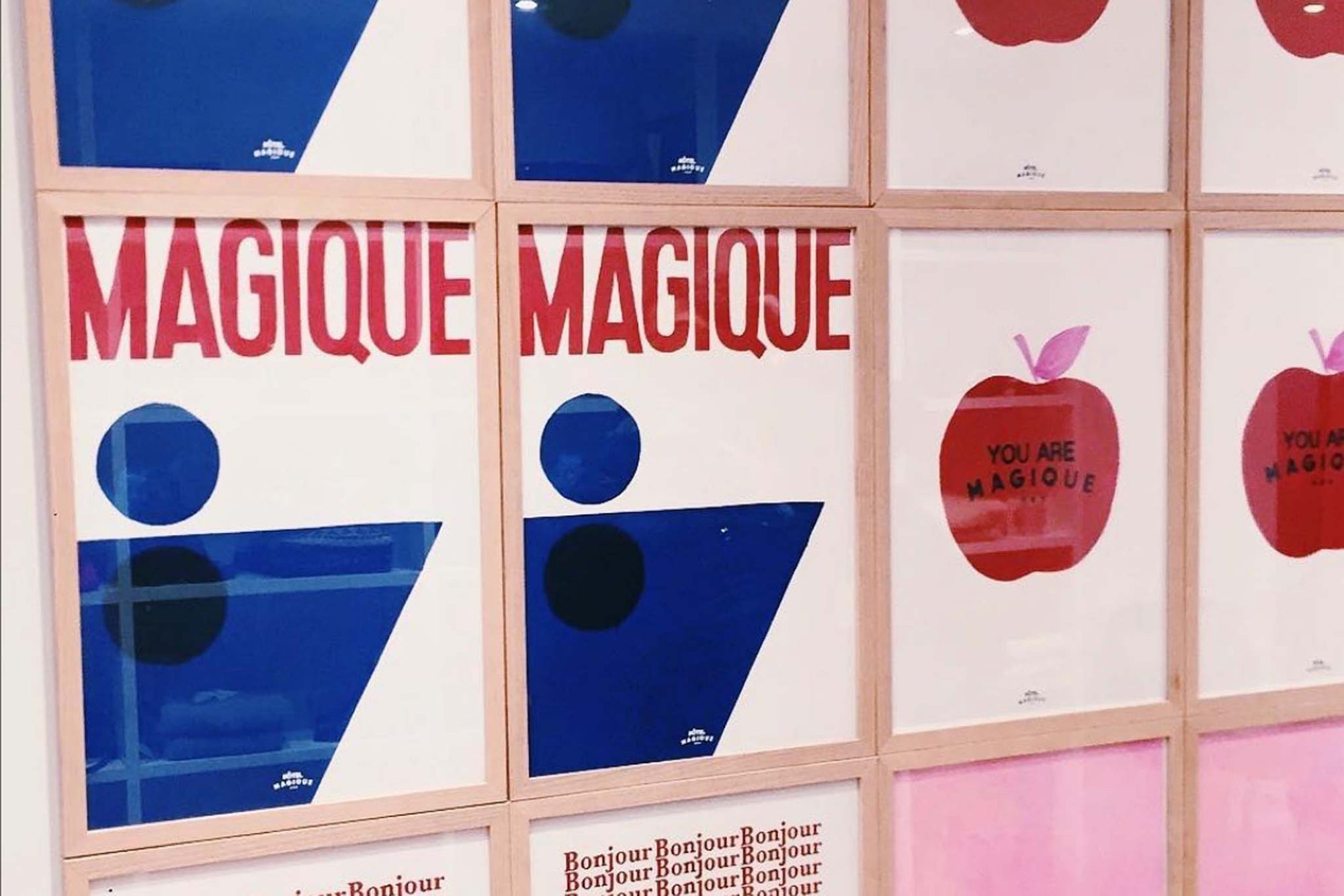 HOTELMAGIQUEはMilouNeelenによって生み出されたブランドです。彼女はフリーランスの仕事を経て、ファッションブランド、スコッチ&amp;amp;ソーダに3年間勤務し、グラフィックデザインの経験を積み、多くのコレクションのプリントやパターンをデザインしました。そして、2013年より独立して活動します。パリのアパートメントからアメリカーナモーテル、ウェスアンダーソンまでレトロなインスピレーションを得たこれらのグラフィックプリントは、シンプルでありながら美しいデザインです。
