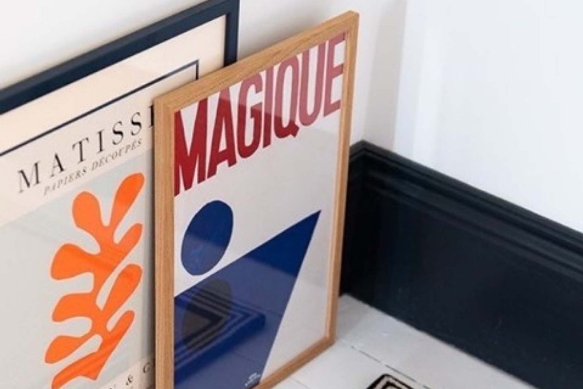 HOTELMAGIQUEはMilouNeelenによって生み出されたブランドです。彼女はフリーランスの仕事を経て、ファッションブランド、スコッチ&amp;amp;ソーダに3年間勤務し、グラフィックデザインの経験を積み、多くのコレクションのプリントやパターンをデザインしました。そして、2013年より独立して活動します。パリのアパートメントからアメリカーナモーテル、ウェスアンダーソンまでレトロなインスピレーションを得たこれらのグラフィックプリントは、シンプルでありながら美しいデザインです。