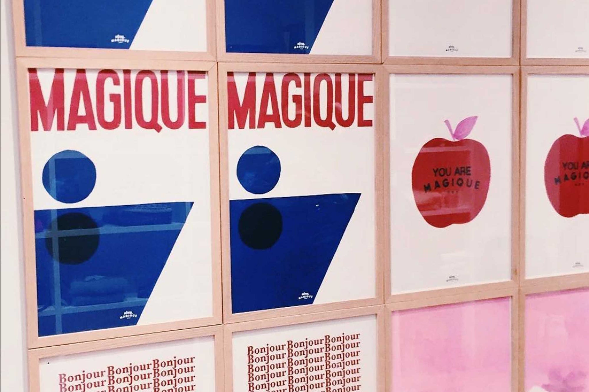 HOTELMAGIQUEはMilouNeelenによって生み出されたブランドです。彼女はフリーランスの仕事を経て、ファッションブランド、スコッチ&amp;amp;ソーダに3年間勤務し、グラフィックデザインの経験を積み、多くのコレクションのプリントやパターンをデザインしました。そして、2013年より独立して活動します。パリのアパートメントからアメリカーナモーテル、ウェスアンダーソンまでレトロなインスピレーションを得たこれらのグラフィックプリントは、シンプルでありながら美しいデザインです。