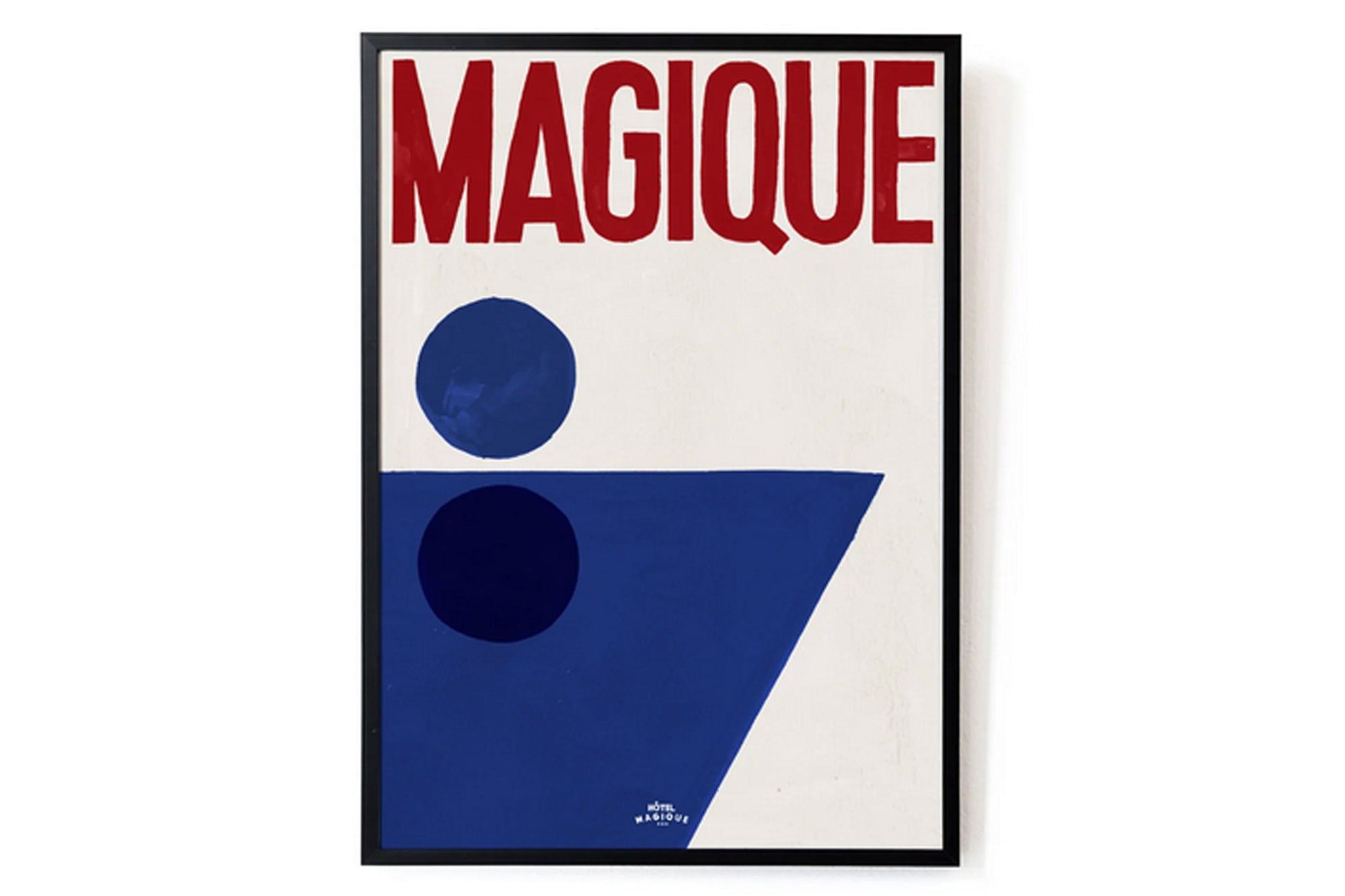 HOTELMAGIQUEはMilouNeelenによって生み出されたブランドです。彼女はフリーランスの仕事を経て、ファッションブランド、スコッチ&amp;amp;ソーダに3年間勤務し、グラフィックデザインの経験を積み、多くのコレクションのプリントやパターンをデザインしました。そして、2013年より独立して活動します。パリのアパートメントからアメリカーナモーテル、ウェスアンダーソンまでレトロなインスピレーションを得たこれらのグラフィックプリントは、シンプルでありながら美しいデザインです。