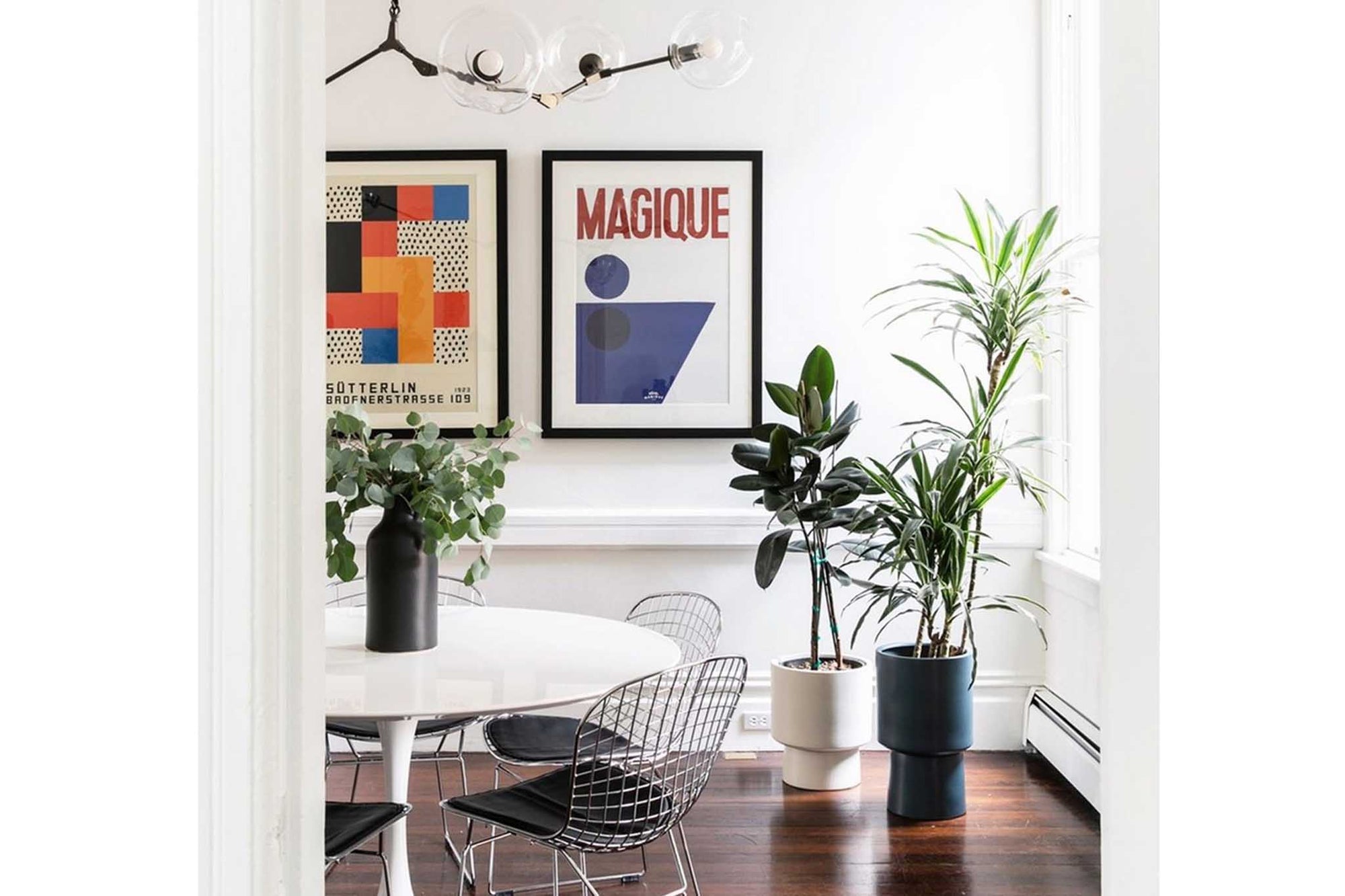 HOTELMAGIQUEはMilouNeelenによって生み出されたブランドです。彼女はフリーランスの仕事を経て、ファッションブランド、スコッチ&amp;amp;ソーダに3年間勤務し、グラフィックデザインの経験を積み、多くのコレクションのプリントやパターンをデザインしました。そして、2013年より独立して活動します。パリのアパートメントからアメリカーナモーテル、ウェスアンダーソンまでレトロなインスピレーションを得たこれらのグラフィックプリントは、シンプルでありながら美しいデザインです。