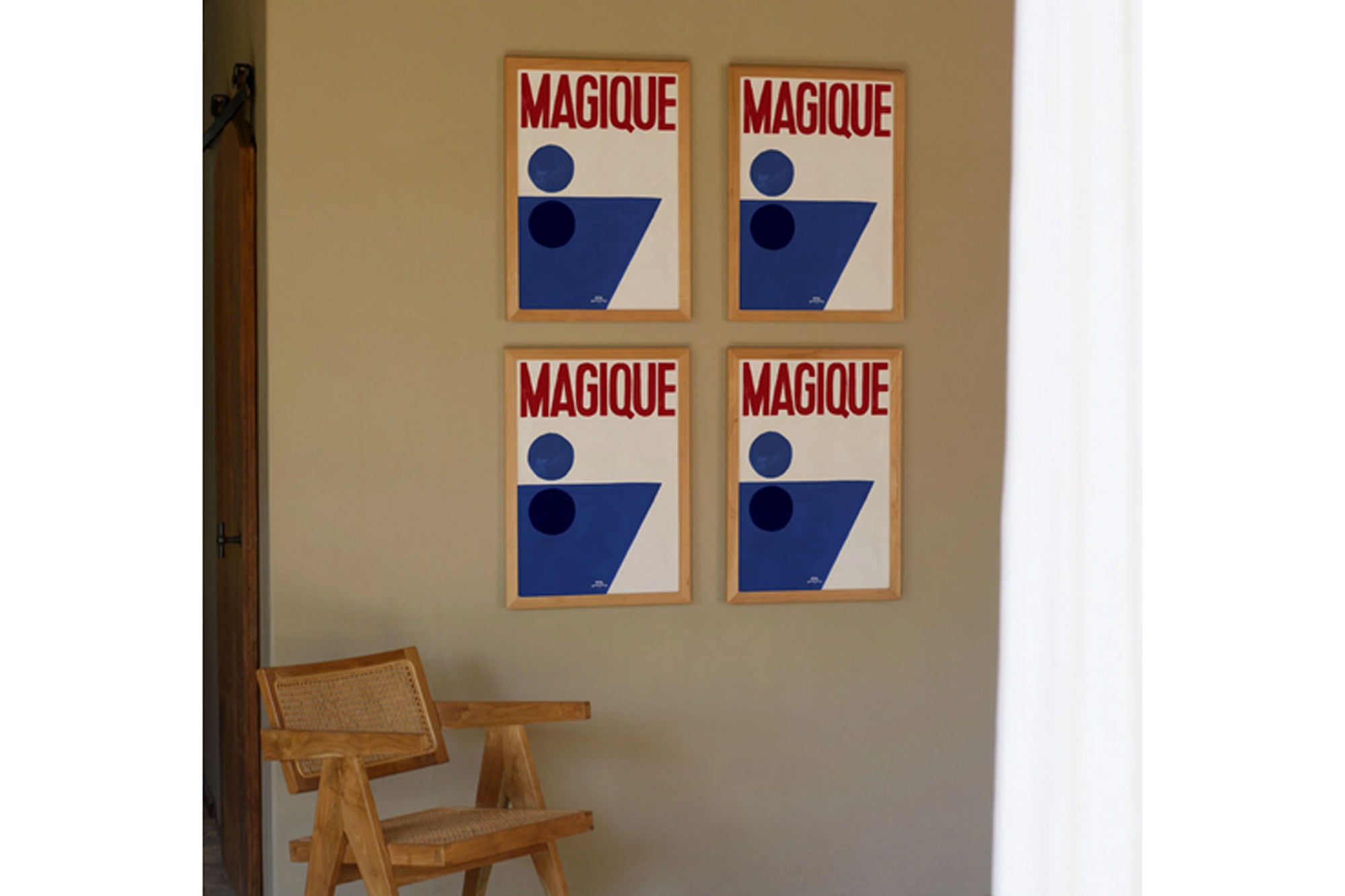 HOTELMAGIQUEはMilouNeelenによって生み出されたブランドです。彼女はフリーランスの仕事を経て、ファッションブランド、スコッチ&amp;amp;ソーダに3年間勤務し、グラフィックデザインの経験を積み、多くのコレクションのプリントやパターンをデザインしました。そして、2013年より独立して活動します。パリのアパートメントからアメリカーナモーテル、ウェスアンダーソンまでレトロなインスピレーションを得たこれらのグラフィックプリントは、シンプルでありながら美しいデザインです。