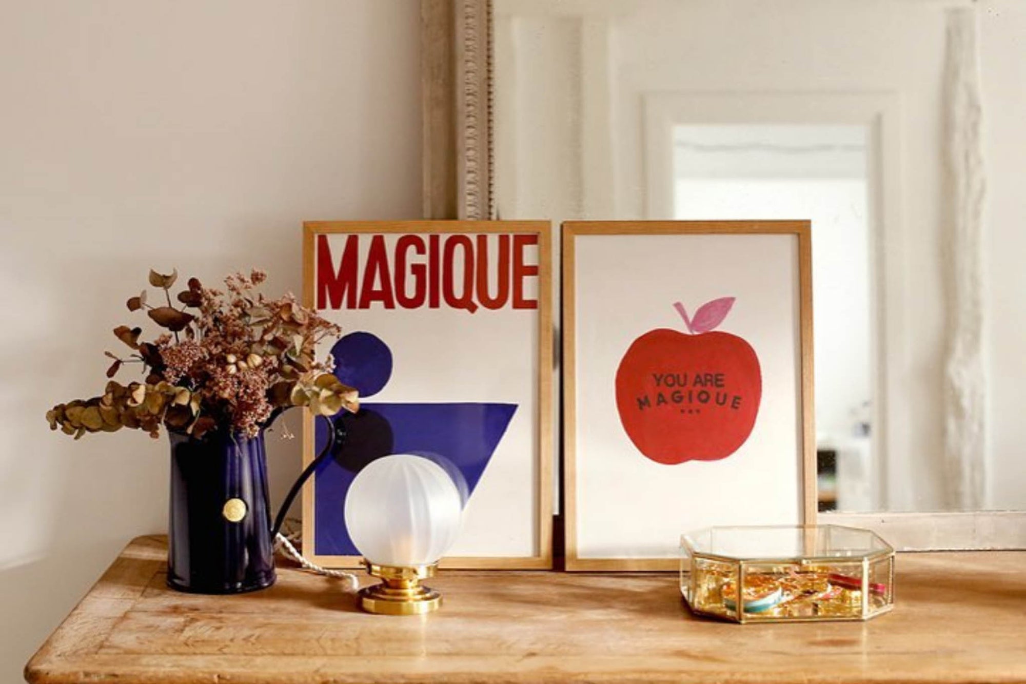 HOTELMAGIQUEはMilouNeelenによって生み出されたブランドです。彼女はフリーランスの仕事を経て、ファッションブランド、スコッチ&amp;amp;ソーダに3年間勤務し、グラフィックデザインの経験を積み、多くのコレクションのプリントやパターンをデザインしました。そして、2013年より独立して活動します。パリのアパートメントからアメリカーナモーテル、ウェスアンダーソンまでレトロなインスピレーションを得たこれらのグラフィックプリントは、シンプルでありながら美しいデザインです。