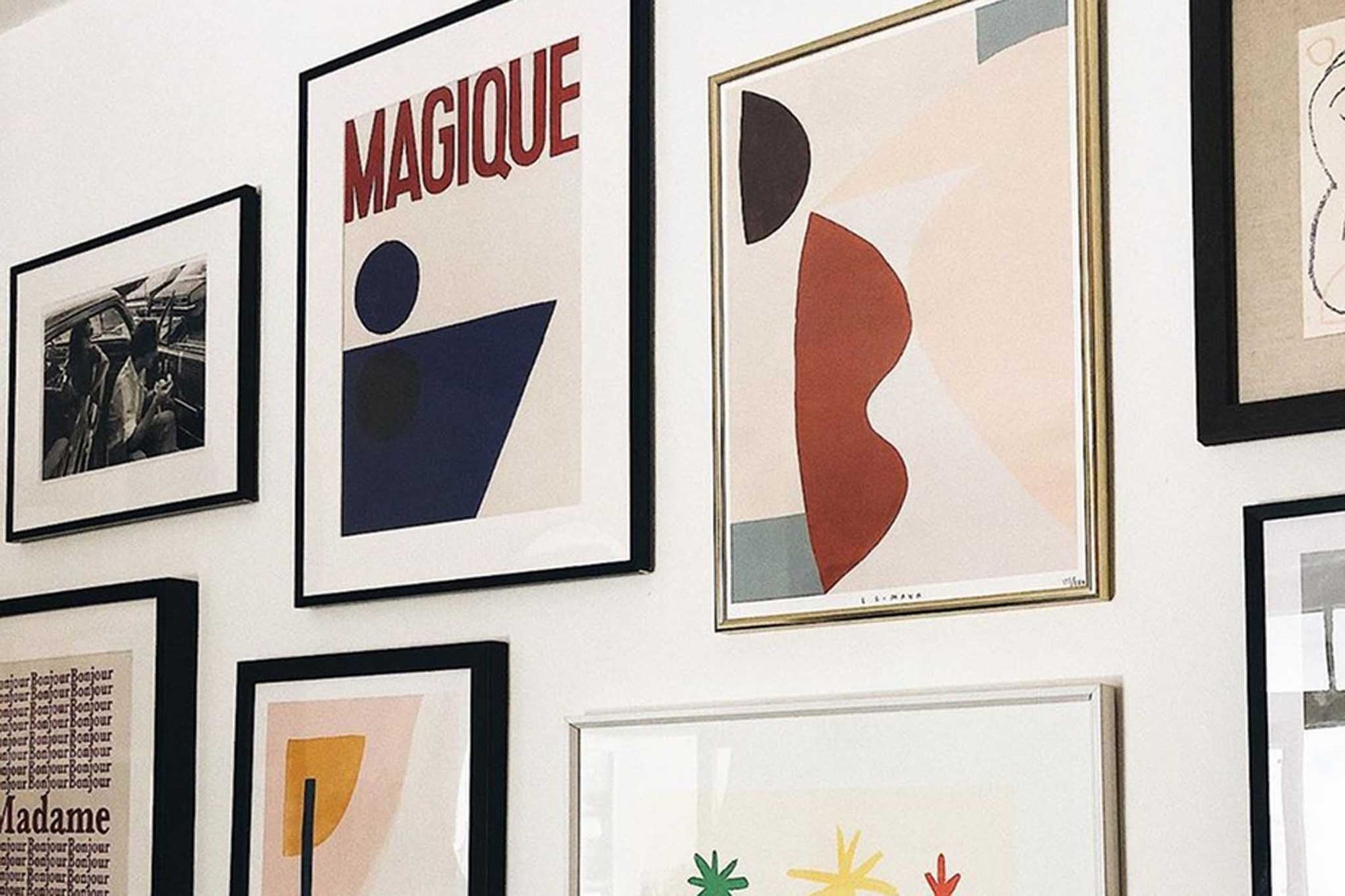 HOTELMAGIQUEはMilouNeelenによって生み出されたブランドです。彼女はフリーランスの仕事を経て、ファッションブランド、スコッチ&amp;amp;ソーダに3年間勤務し、グラフィックデザインの経験を積み、多くのコレクションのプリントやパターンをデザインしました。そして、2013年より独立して活動します。パリのアパートメントからアメリカーナモーテル、ウェスアンダーソンまでレトロなインスピレーションを得たこれらのグラフィックプリントは、シンプルでありながら美しいデザインです。