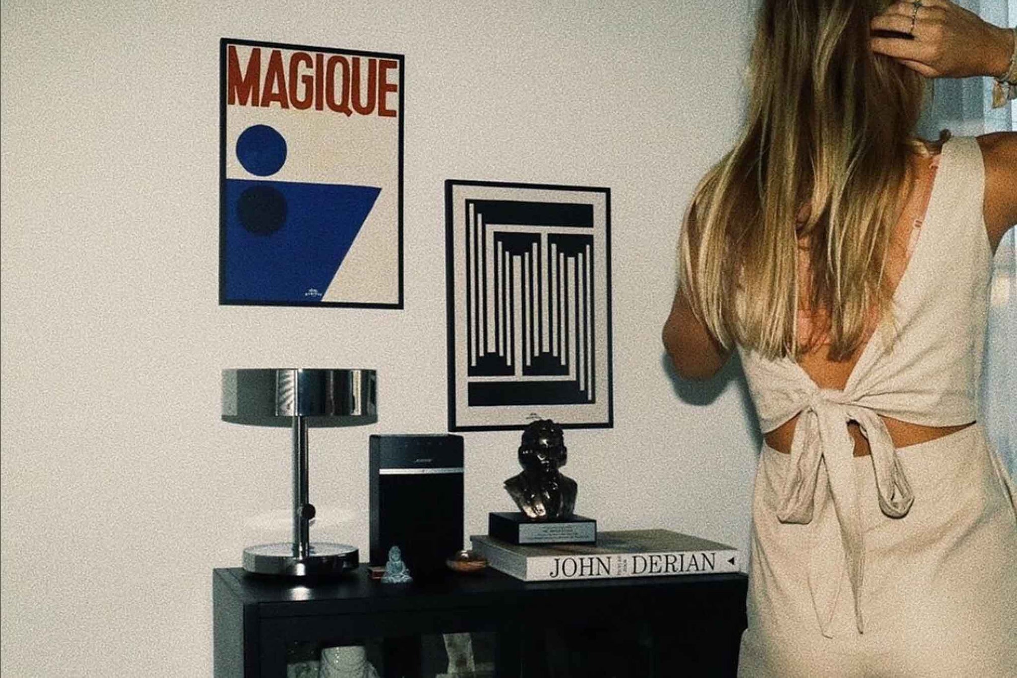 HOTELMAGIQUEはMilouNeelenによって生み出されたブランドです。彼女はフリーランスの仕事を経て、ファッションブランド、スコッチ&amp;amp;ソーダに3年間勤務し、グラフィックデザインの経験を積み、多くのコレクションのプリントやパターンをデザインしました。そして、2013年より独立して活動します。パリのアパートメントからアメリカーナモーテル、ウェスアンダーソンまでレトロなインスピレーションを得たこれらのグラフィックプリントは、シンプルでありながら美しいデザインです。