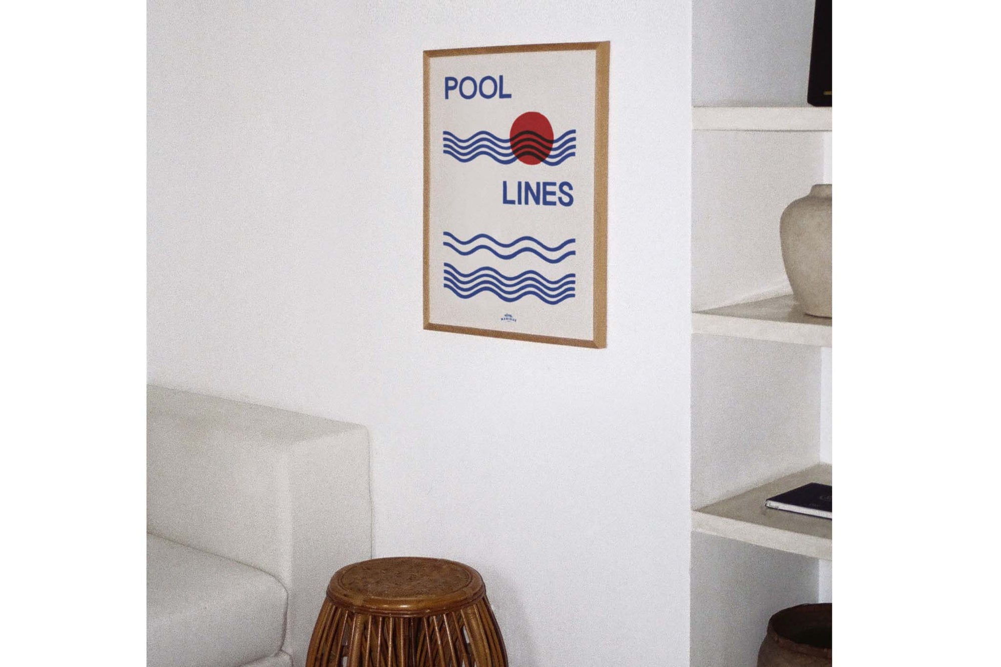 HOTELMAGIQUEはMilouNeelenによって生み出されたブランドです。彼女はフリーランスの仕事を経て、ファッションブランド、スコッチ&amp;amp;ソーダに3年間勤務し、グラフィックデザインの経験を積み、多くのコレクションのプリントやパターンをデザインしました。そして、2013年より独立して活動します。パリのアパートメントからアメリカーナモーテル、ウェスアンダーソンまでレトロなインスピレーションを得たこれらのグラフィックプリントは、シンプルでありながら美しいデザインです。