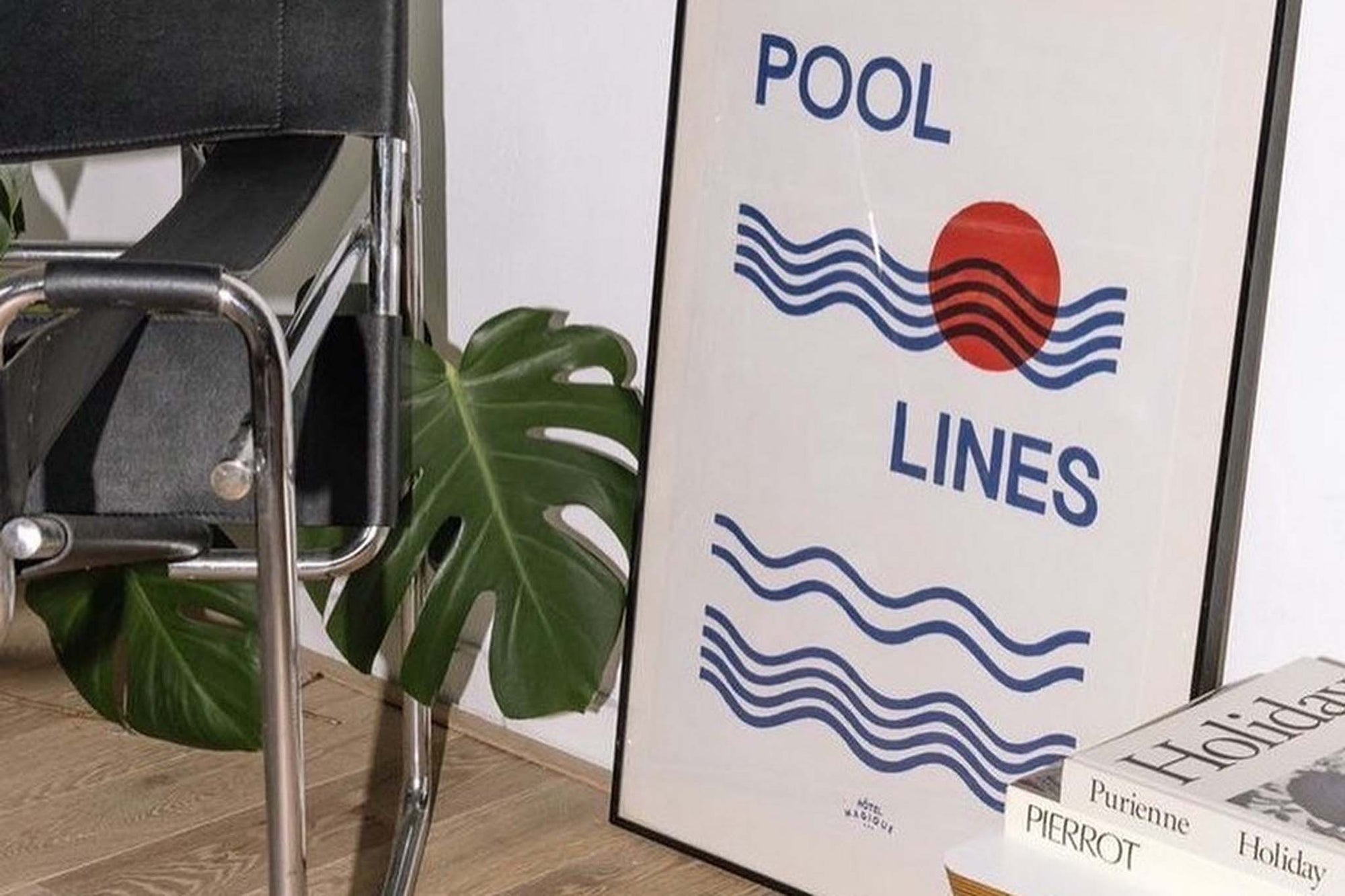 HOTELMAGIQUEはMilouNeelenによって生み出されたブランドです。彼女はフリーランスの仕事を経て、ファッションブランド、スコッチ&amp;amp;ソーダに3年間勤務し、グラフィックデザインの経験を積み、多くのコレクションのプリントやパターンをデザインしました。そして、2013年より独立して活動します。パリのアパートメントからアメリカーナモーテル、ウェスアンダーソンまでレトロなインスピレーションを得たこれらのグラフィックプリントは、シンプルでありながら美しいデザインです。