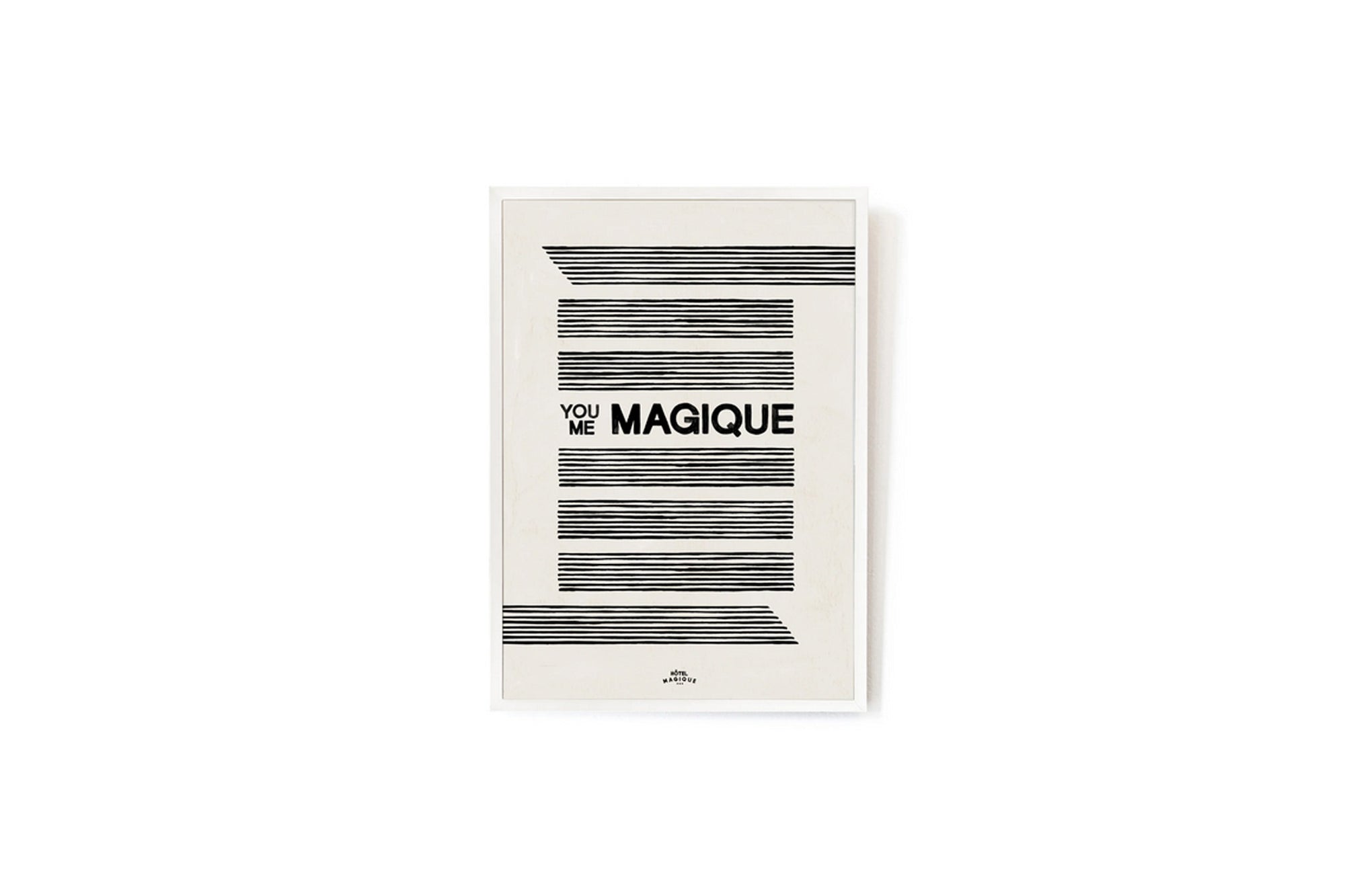 HOTELMAGIQUEはMilouNeelenによって生み出されたブランドです。彼女はフリーランスの仕事を経て、ファッションブランド、スコッチ&amp;amp;ソーダに3年間勤務し、グラフィックデザインの経験を積み、多くのコレクションのプリントやパターンをデザインしました。そして、2013年より独立して活動します。パリのアパートメントからアメリカーナモーテル、ウェスアンダーソンまでレトロなインスピレーションを得たこれらのグラフィックプリントは、シンプルでありながら美しいデザインです。