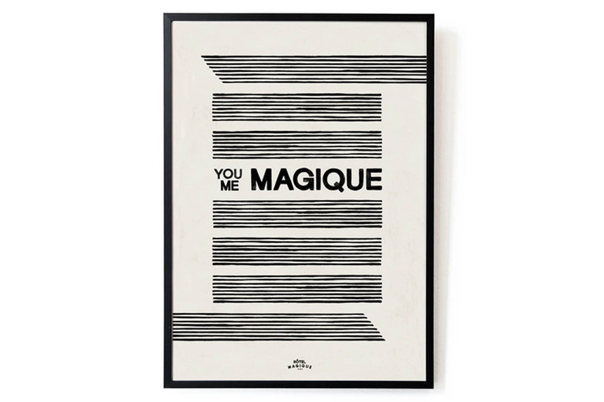 HOTELMAGIQUEはMilouNeelenによって生み出されたブランドです。彼女はフリーランスの仕事を経て、ファッションブランド、スコッチ&amp;amp;ソーダに3年間勤務し、グラフィックデザインの経験を積み、多くのコレクションのプリントやパターンをデザインしました。そして、2013年より独立して活動します。パリのアパートメントからアメリカーナモーテル、ウェスアンダーソンまでレトロなインスピレーションを得たこれらのグラフィックプリントは、シンプルでありながら美しいデザインです。