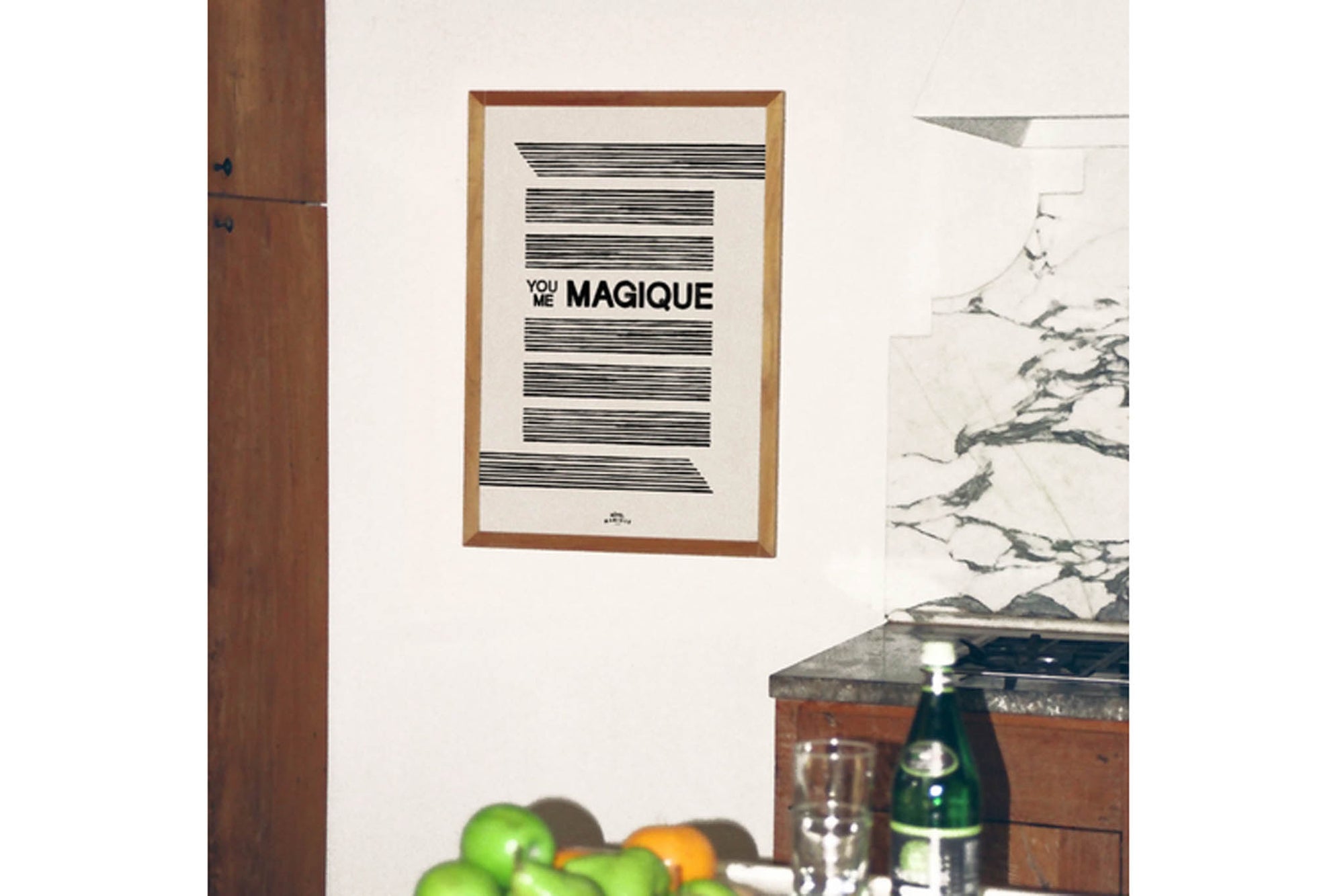 HOTELMAGIQUEはMilouNeelenによって生み出されたブランドです。彼女はフリーランスの仕事を経て、ファッションブランド、スコッチ&amp;amp;ソーダに3年間勤務し、グラフィックデザインの経験を積み、多くのコレクションのプリントやパターンをデザインしました。そして、2013年より独立して活動します。パリのアパートメントからアメリカーナモーテル、ウェスアンダーソンまでレトロなインスピレーションを得たこれらのグラフィックプリントは、シンプルでありながら美しいデザインです。