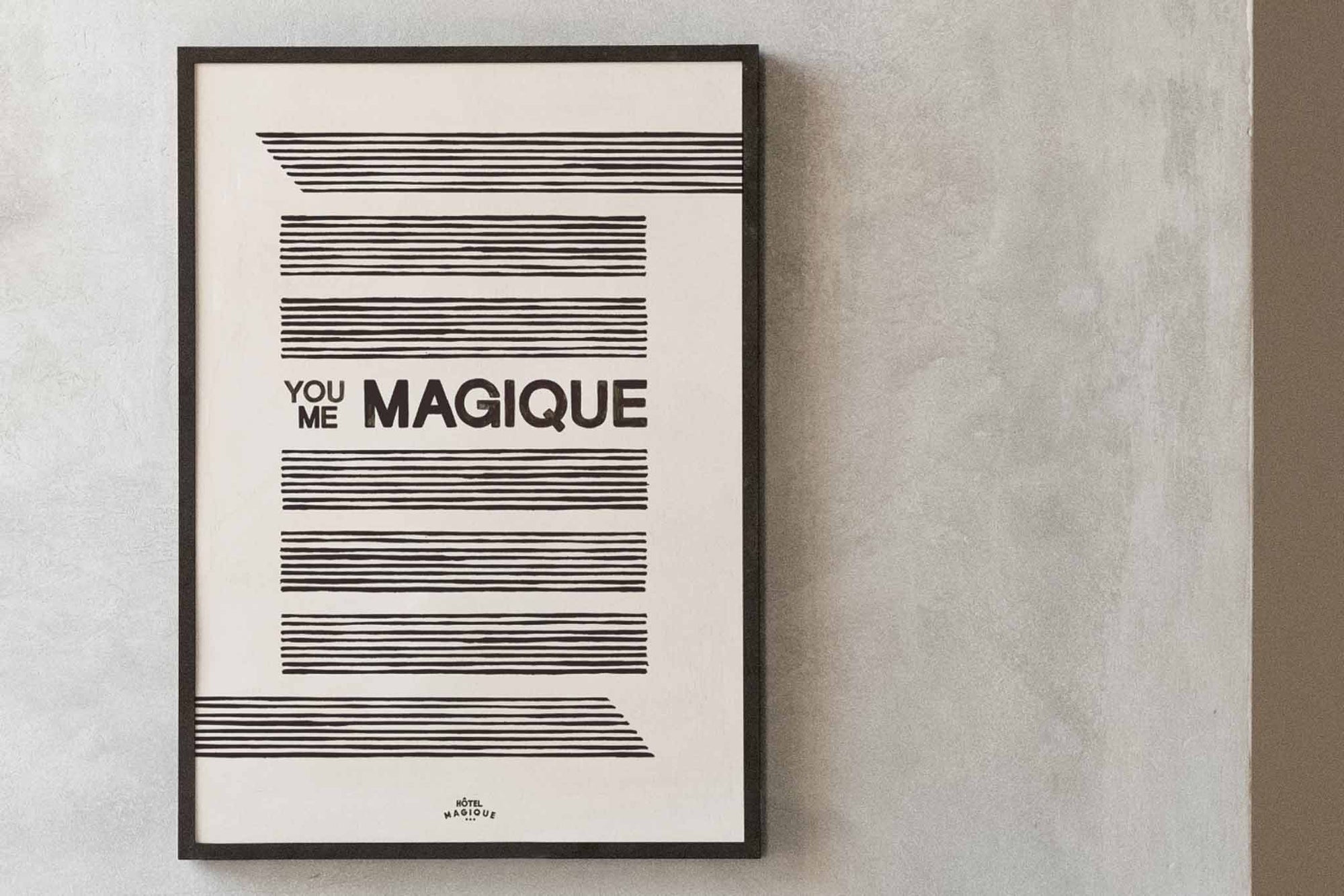 HOTELMAGIQUEはMilouNeelenによって生み出されたブランドです。彼女はフリーランスの仕事を経て、ファッションブランド、スコッチ&amp;amp;ソーダに3年間勤務し、グラフィックデザインの経験を積み、多くのコレクションのプリントやパターンをデザインしました。そして、2013年より独立して活動します。パリのアパートメントからアメリカーナモーテル、ウェスアンダーソンまでレトロなインスピレーションを得たこれらのグラフィックプリントは、シンプルでありながら美しいデザインです。