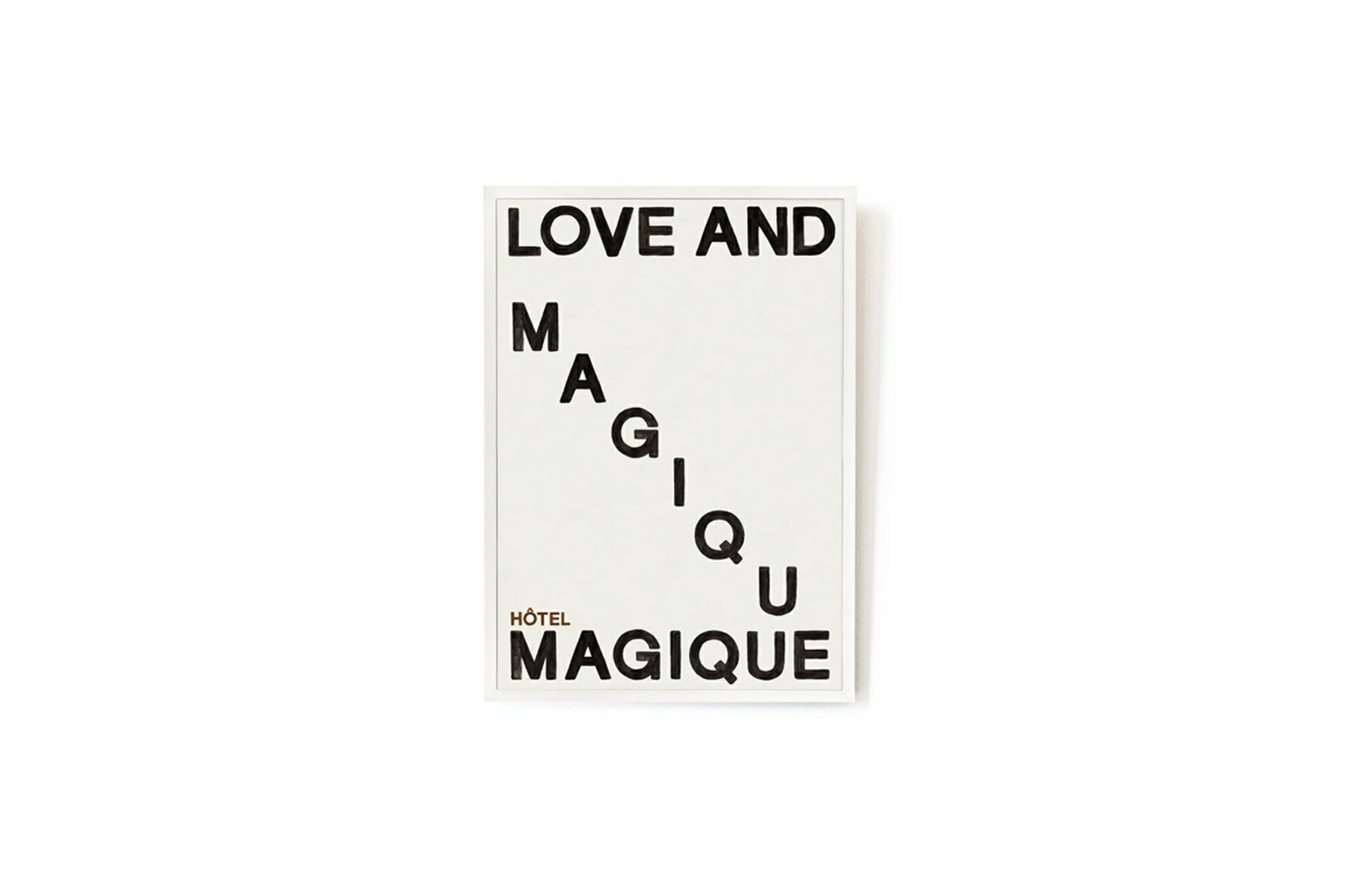 HOTELMAGIQUEはMilouNeelenによって生み出されたブランドです。彼女はフリーランスの仕事を経て、ファッションブランド、スコッチ&amp;amp;ソーダに3年間勤務し、グラフィックデザインの経験を積み、多くのコレクションのプリントやパターンをデザインしました。そして、2013年より独立して活動します。パリのアパートメントからアメリカーナモーテル、ウェスアンダーソンまでレトロなインスピレーションを得たこれらのグラフィックプリントは、シンプルでありながら美しいデザインです。