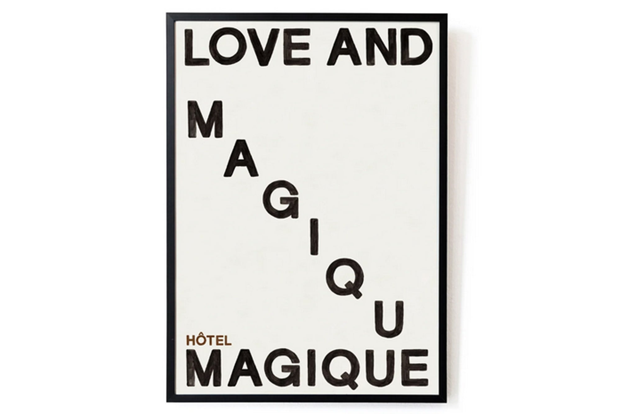 HOTELMAGIQUEはMilouNeelenによって生み出されたブランドです。彼女はフリーランスの仕事を経て、ファッションブランド、スコッチ&amp;amp;ソーダに3年間勤務し、グラフィックデザインの経験を積み、多くのコレクションのプリントやパターンをデザインしました。そして、2013年より独立して活動します。パリのアパートメントからアメリカーナモーテル、ウェスアンダーソンまでレトロなインスピレーションを得たこれらのグラフィックプリントは、シンプルでありながら美しいデザインです。
