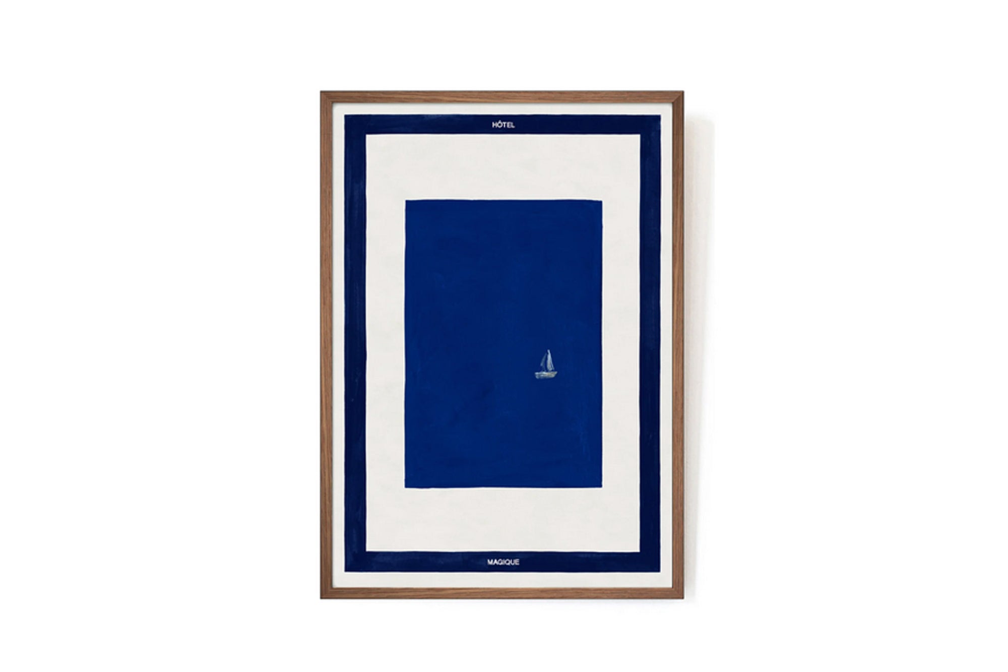 HOTELMAGIQUEはMilouNeelenによって生み出されたブランドです。彼女はフリーランスの仕事を経て、ファッションブランド、スコッチ&amp;amp;ソーダに3年間勤務し、グラフィックデザインの経験を積み、多くのコレクションのプリントやパターンをデザインしました。そして、2013年より独立して活動します。パリのアパートメントからアメリカーナモーテル、ウェスアンダーソンまでレトロなインスピレーションを得たこれらのグラフィックプリントは、シンプルでありながら美しいデザインです。