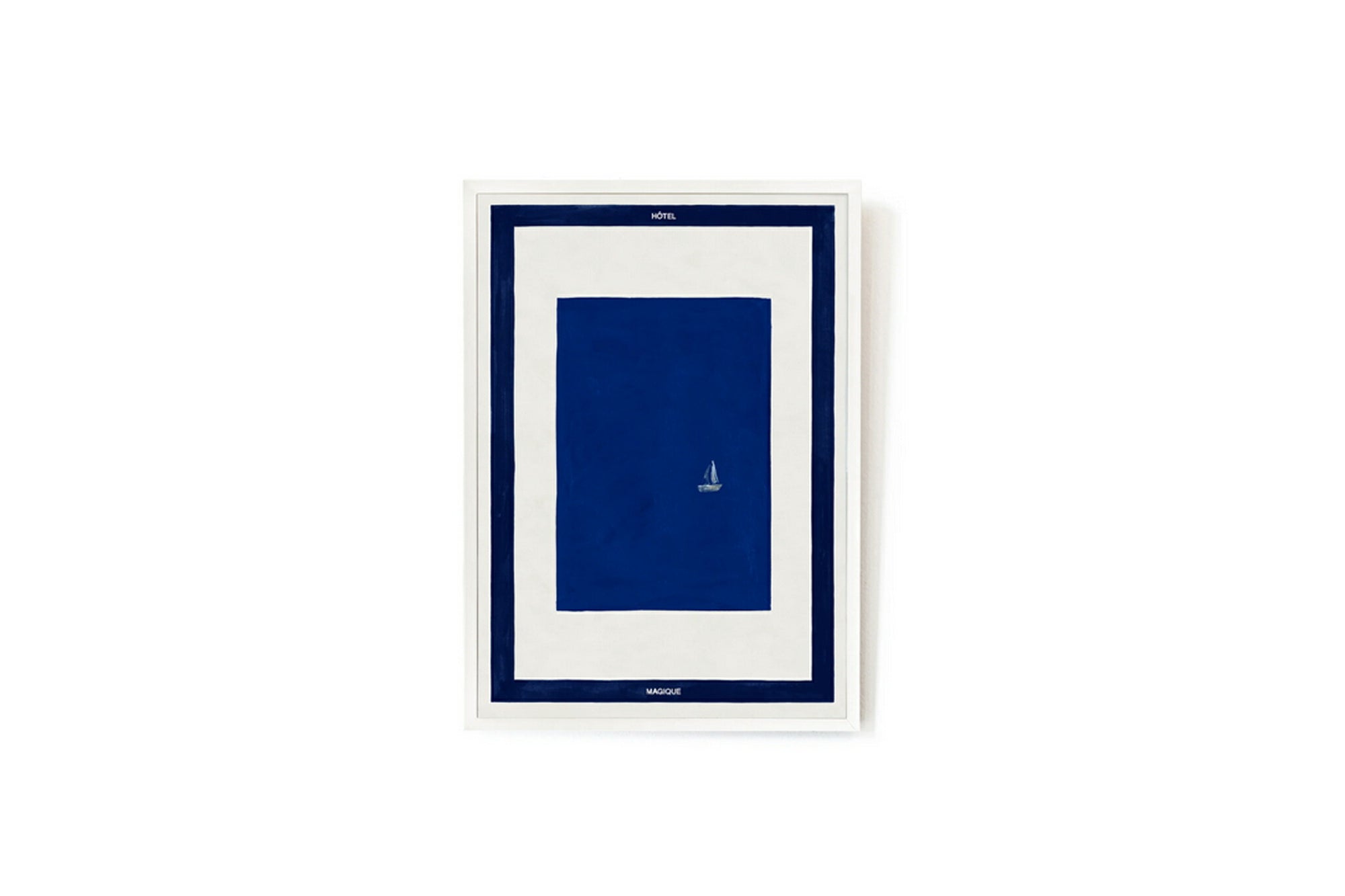 HOTELMAGIQUEはMilouNeelenによって生み出されたブランドです。彼女はフリーランスの仕事を経て、ファッションブランド、スコッチ&amp;amp;ソーダに3年間勤務し、グラフィックデザインの経験を積み、多くのコレクションのプリントやパターンをデザインしました。そして、2013年より独立して活動します。パリのアパートメントからアメリカーナモーテル、ウェスアンダーソンまでレトロなインスピレーションを得たこれらのグラフィックプリントは、シンプルでありながら美しいデザインです。