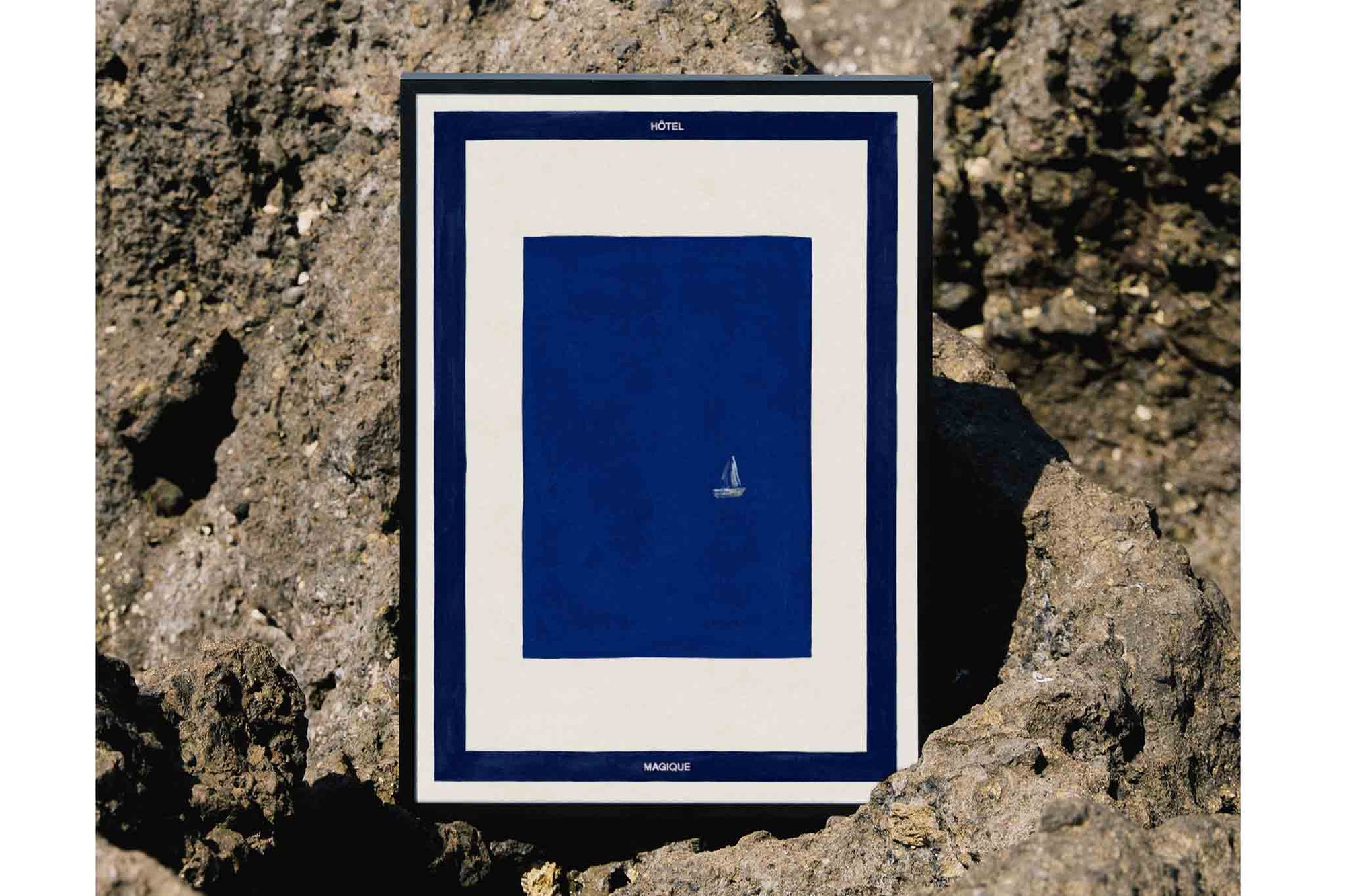 HOTELMAGIQUEはMilouNeelenによって生み出されたブランドです。彼女はフリーランスの仕事を経て、ファッションブランド、スコッチ&amp;amp;ソーダに3年間勤務し、グラフィックデザインの経験を積み、多くのコレクションのプリントやパターンをデザインしました。そして、2013年より独立して活動します。パリのアパートメントからアメリカーナモーテル、ウェスアンダーソンまでレトロなインスピレーションを得たこれらのグラフィックプリントは、シンプルでありながら美しいデザインです。