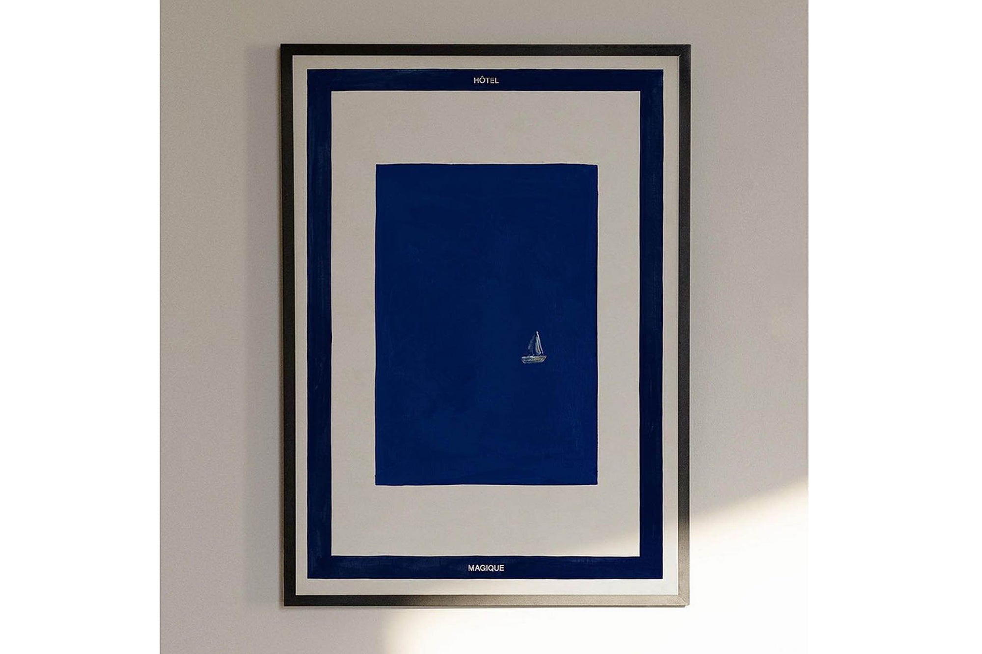 HOTELMAGIQUEはMilouNeelenによって生み出されたブランドです。彼女はフリーランスの仕事を経て、ファッションブランド、スコッチ&amp;amp;ソーダに3年間勤務し、グラフィックデザインの経験を積み、多くのコレクションのプリントやパターンをデザインしました。そして、2013年より独立して活動します。パリのアパートメントからアメリカーナモーテル、ウェスアンダーソンまでレトロなインスピレーションを得たこれらのグラフィックプリントは、シンプルでありながら美しいデザインです。