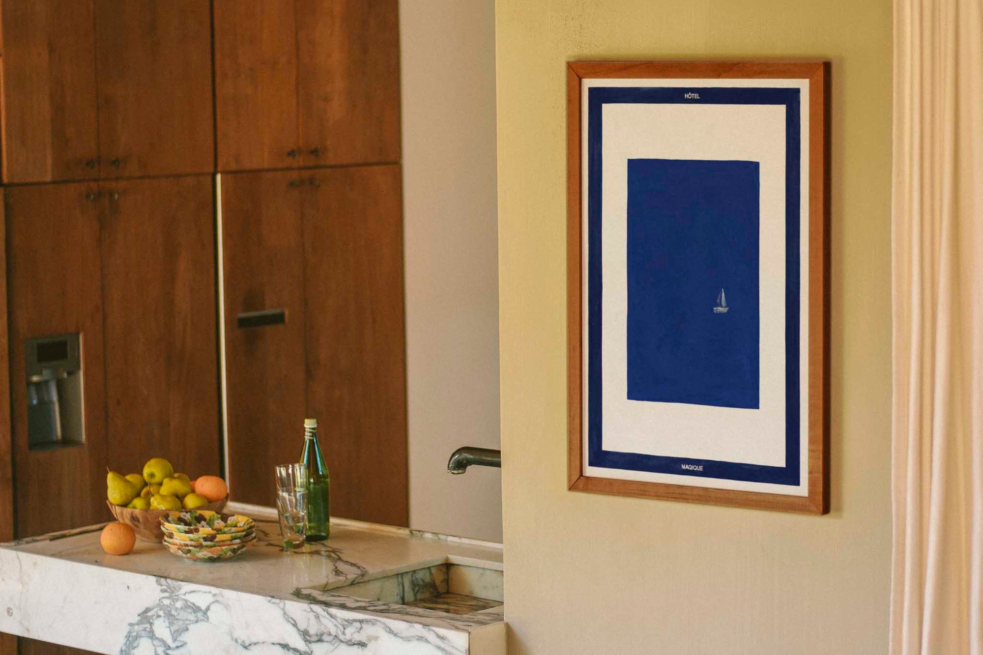 HOTELMAGIQUEはMilouNeelenによって生み出されたブランドです。彼女はフリーランスの仕事を経て、ファッションブランド、スコッチ&amp;amp;ソーダに3年間勤務し、グラフィックデザインの経験を積み、多くのコレクションのプリントやパターンをデザインしました。そして、2013年より独立して活動します。パリのアパートメントからアメリカーナモーテル、ウェスアンダーソンまでレトロなインスピレーションを得たこれらのグラフィックプリントは、シンプルでありながら美しいデザインです。