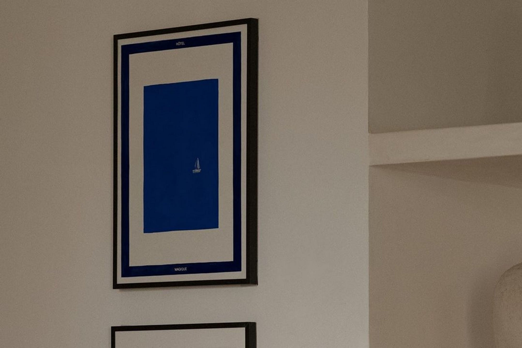 HOTELMAGIQUEはMilouNeelenによって生み出されたブランドです。彼女はフリーランスの仕事を経て、ファッションブランド、スコッチ&amp;amp;ソーダに3年間勤務し、グラフィックデザインの経験を積み、多くのコレクションのプリントやパターンをデザインしました。そして、2013年より独立して活動します。パリのアパートメントからアメリカーナモーテル、ウェスアンダーソンまでレトロなインスピレーションを得たこれらのグラフィックプリントは、シンプルでありながら美しいデザインです。