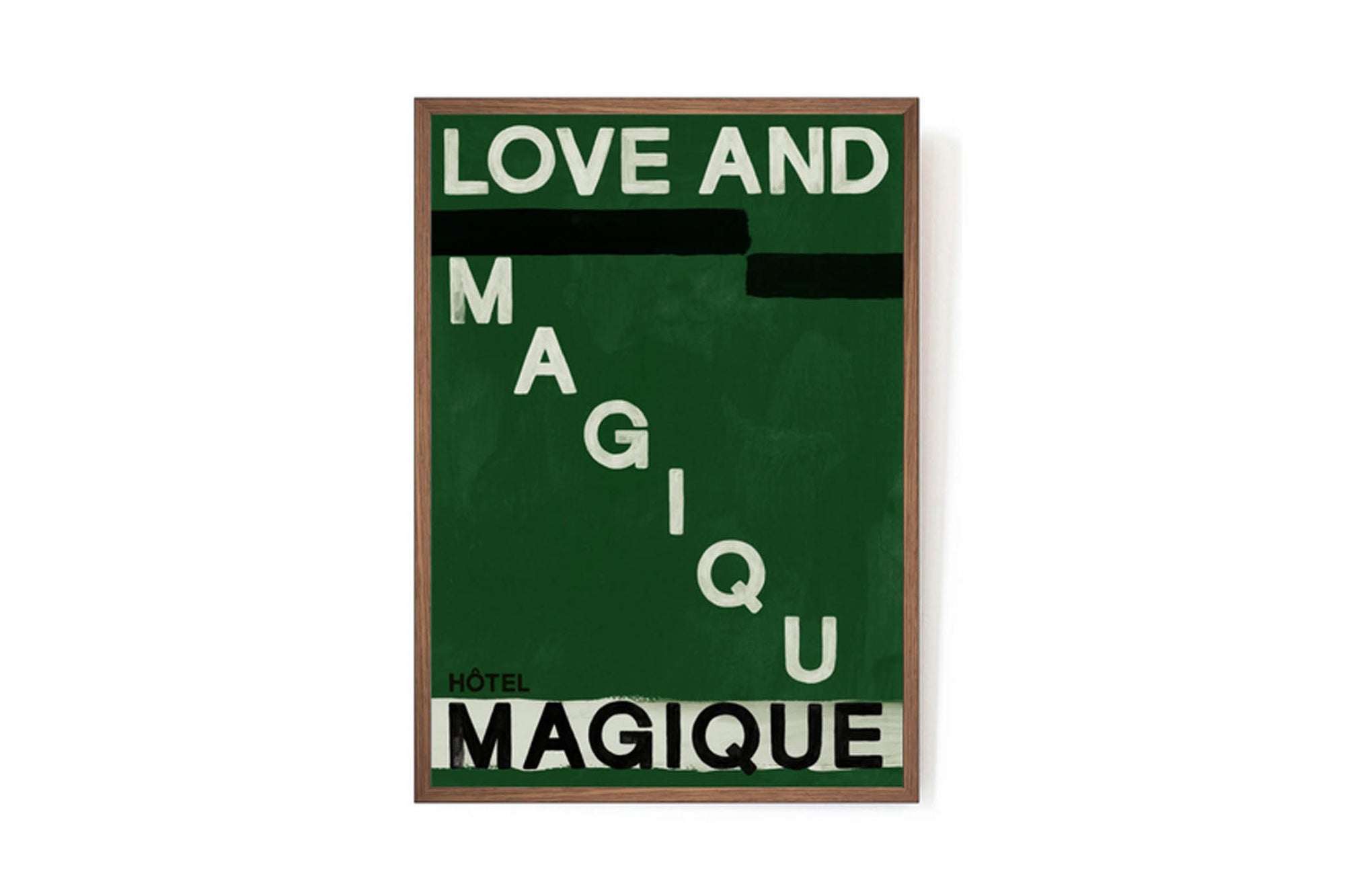 HOTELMAGIQUEはMilouNeelenによって生み出されたブランドです。彼女はフリーランスの仕事を経て、ファッションブランド、スコッチ&amp;amp;ソーダに3年間勤務し、グラフィックデザインの経験を積み、多くのコレクションのプリントやパターンをデザインしました。そして、2013年より独立して活動します。パリのアパートメントからアメリカーナモーテル、ウェスアンダーソンまでレトロなインスピレーションを得たこれらのグラフィックプリントは、シンプルでありながら美しいデザインです。