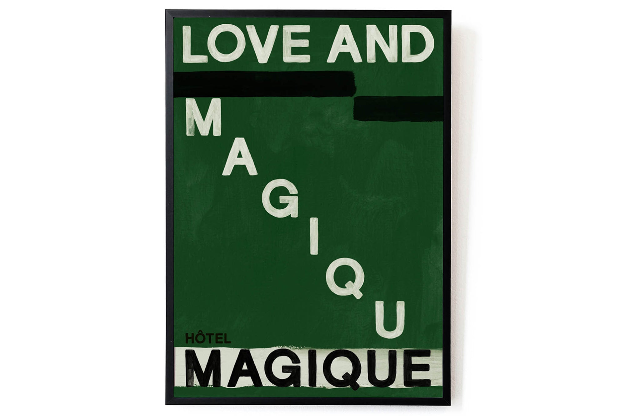 HOTELMAGIQUEはMilouNeelenによって生み出されたブランドです。彼女はフリーランスの仕事を経て、ファッションブランド、スコッチ&amp;amp;ソーダに3年間勤務し、グラフィックデザインの経験を積み、多くのコレクションのプリントやパターンをデザインしました。そして、2013年より独立して活動します。パリのアパートメントからアメリカーナモーテル、ウェスアンダーソンまでレトロなインスピレーションを得たこれらのグラフィックプリントは、シンプルでありながら美しいデザインです。