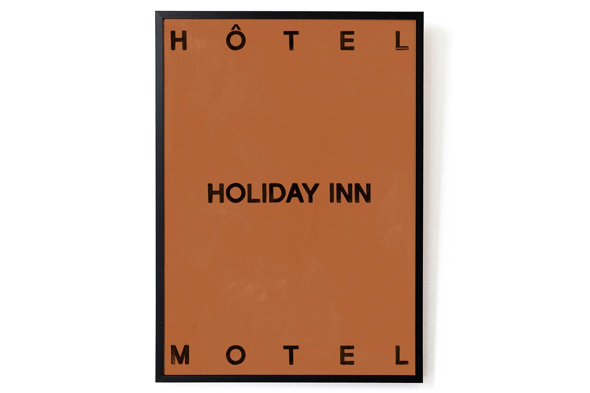 HOTELMAGIQUEはMilouNeelenによって生み出されたブランドです。彼女はフリーランスの仕事を経て、ファッションブランド、スコッチ&amp;amp;ソーダに3年間勤務し、グラフィックデザインの経験を積み、多くのコレクションのプリントやパターンをデザインしました。そして、2013年より独立して活動します。パリのアパートメントからアメリカーナモーテル、ウェスアンダーソンまでレトロなインスピレーションを得たこれらのグラフィックプリントは、シンプルでありながら美しいデザインです。